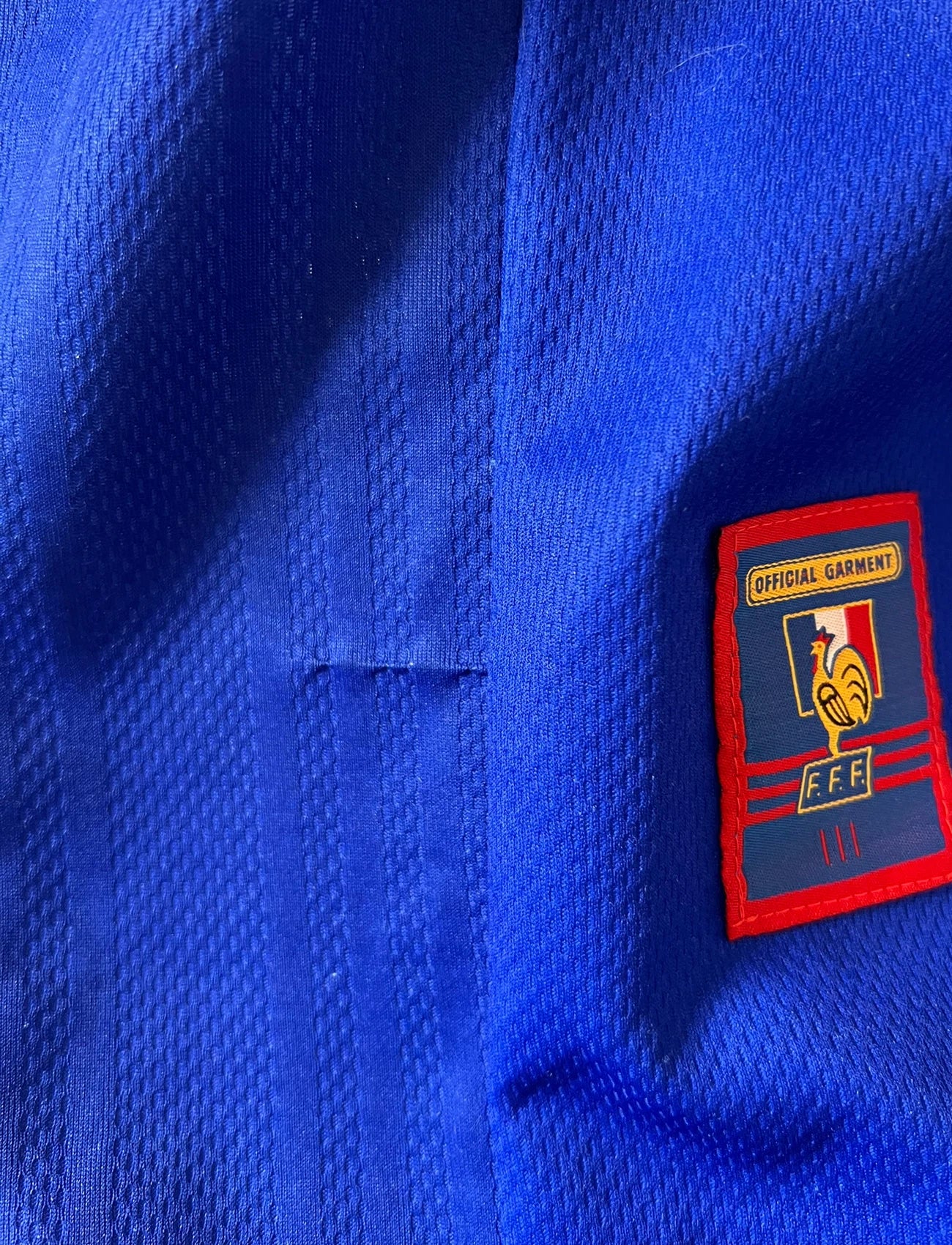Maillot de foot vintage domicile bleu de l'équipe de france 1998. On peut retrouver l'équipementier Adidas. Le maillot est floqué du numéro 10 Zinedine Zidane. Il s'agit d'un maillot authentique d'époque.