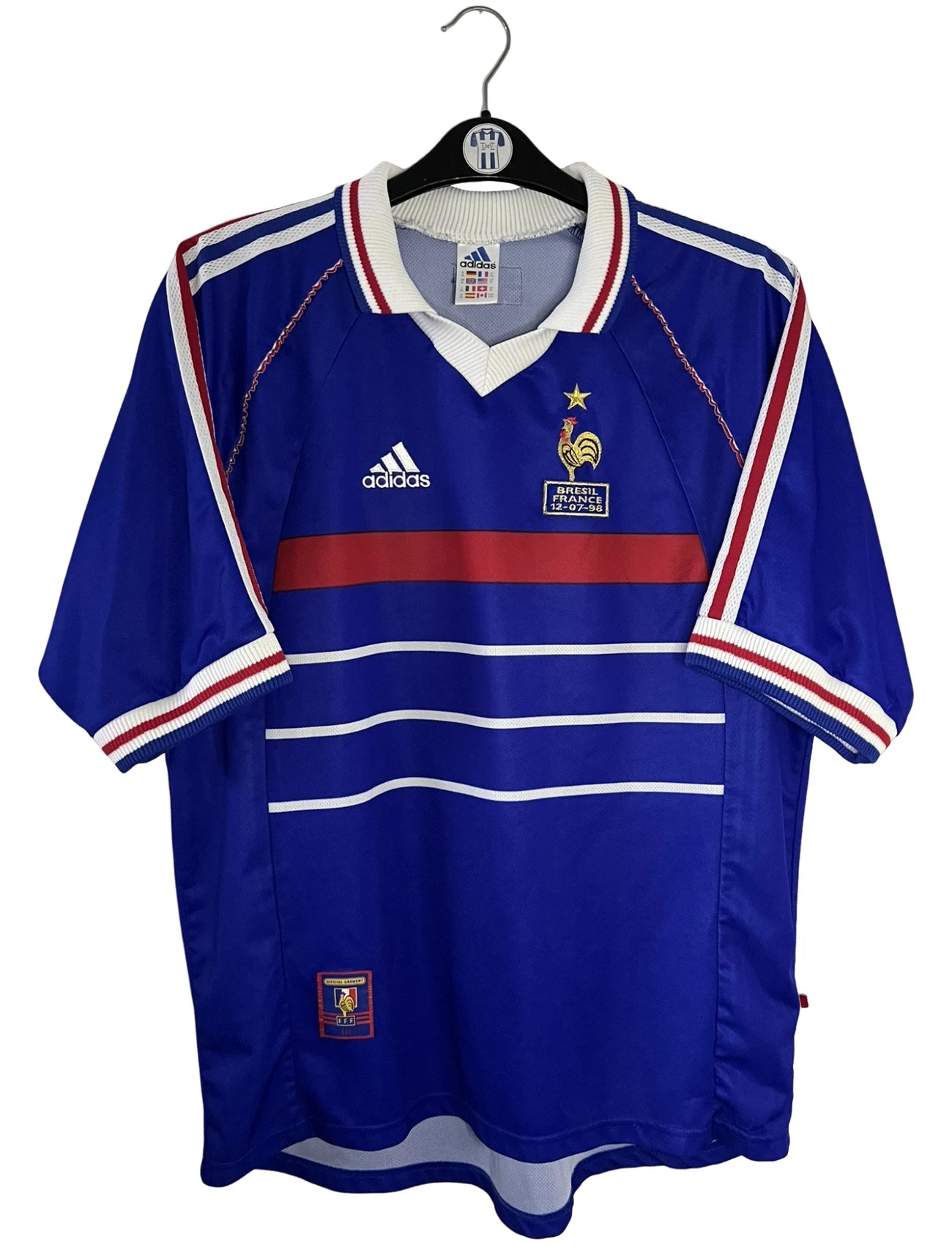 Maillot de foot vintage domicile bleu de l'Equipe de France 1998. On peut retrouver l'équipementier Adidas. Il s'agit d'un maillot authentique d'époque.
