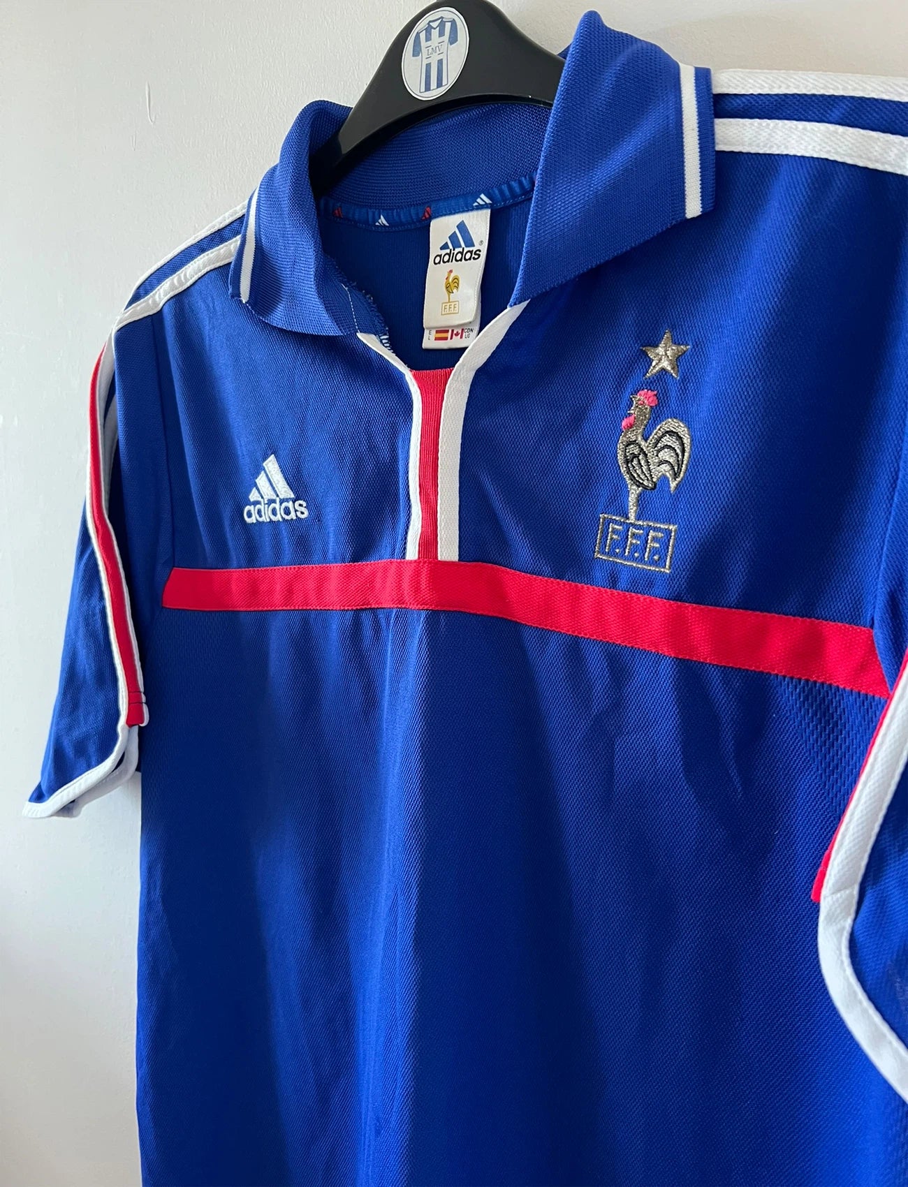 Maillot de foot vintage domicile bleu de l'équipe de france 2000. On peut retrouver l'équipementier Adidas. Il s'agit d'un maillot authentique d'époque.