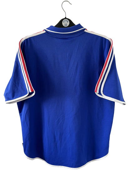 Maillot de foot vintage domicile bleu de l'Equipe de France 2000. On peut retrouver l'équipementier Adidas. Il s'agit d'un maillot authentique d'époque.