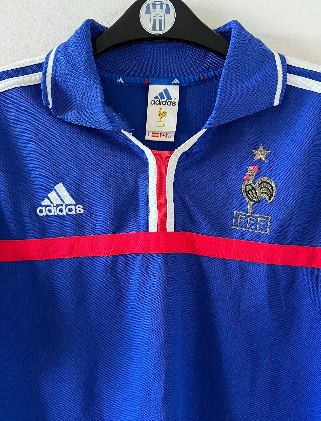 Maillot de foot vintage domicile bleu de l'équipe de france 2000. On peut retrouver l'équipementier Adidas. Il s'agit d'un maillot authentique d'époque.