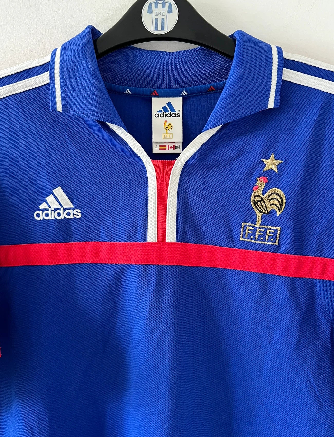 Maillot de foot vintage domicile bleu de l'Equipe de France 2000. On peut retrouver l'équipementier Adidas. Il s'agit d'un maillot authentique d'époque.