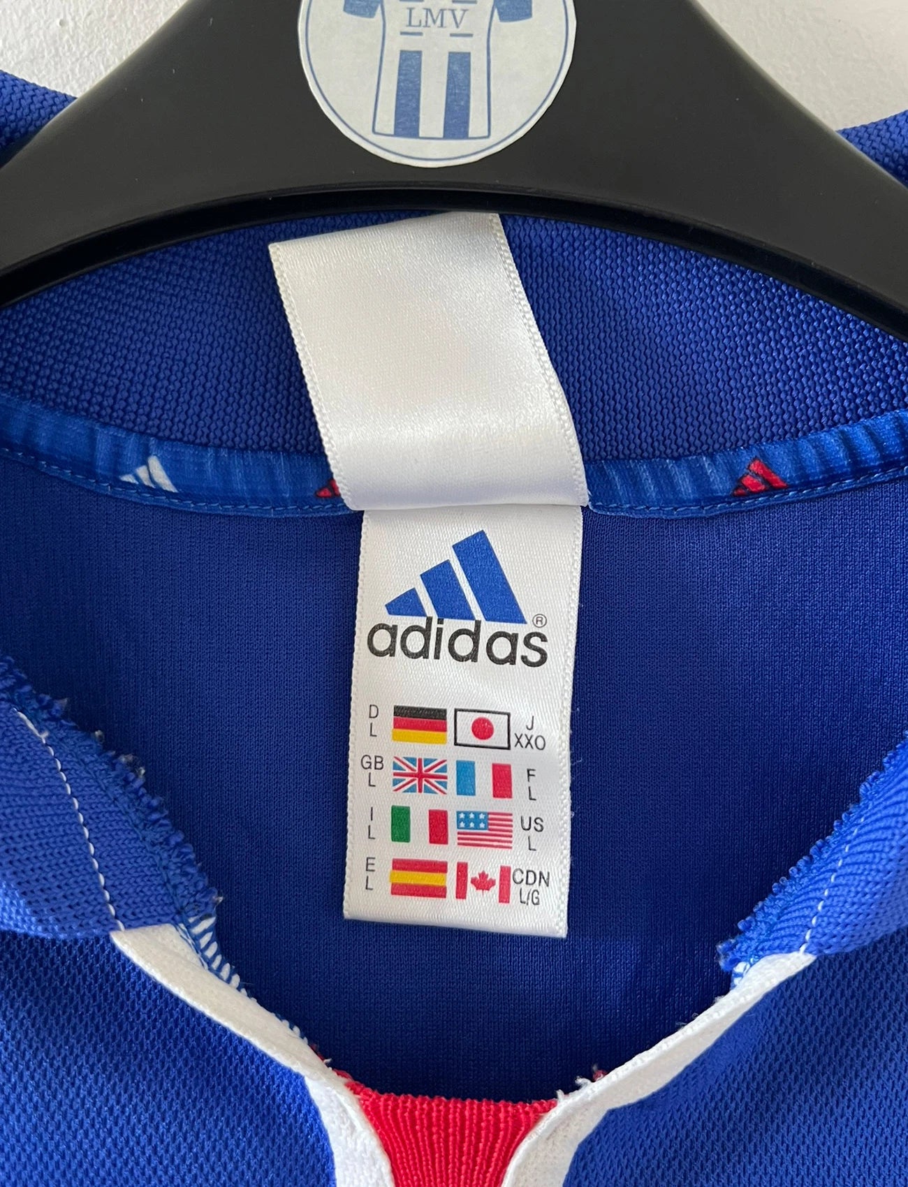 Maillot de foot vintage domicile bleu de l'équipe de france 2000. On peut retrouver l'équipementier Adidas. Il s'agit d'un maillot authentique d'époque.