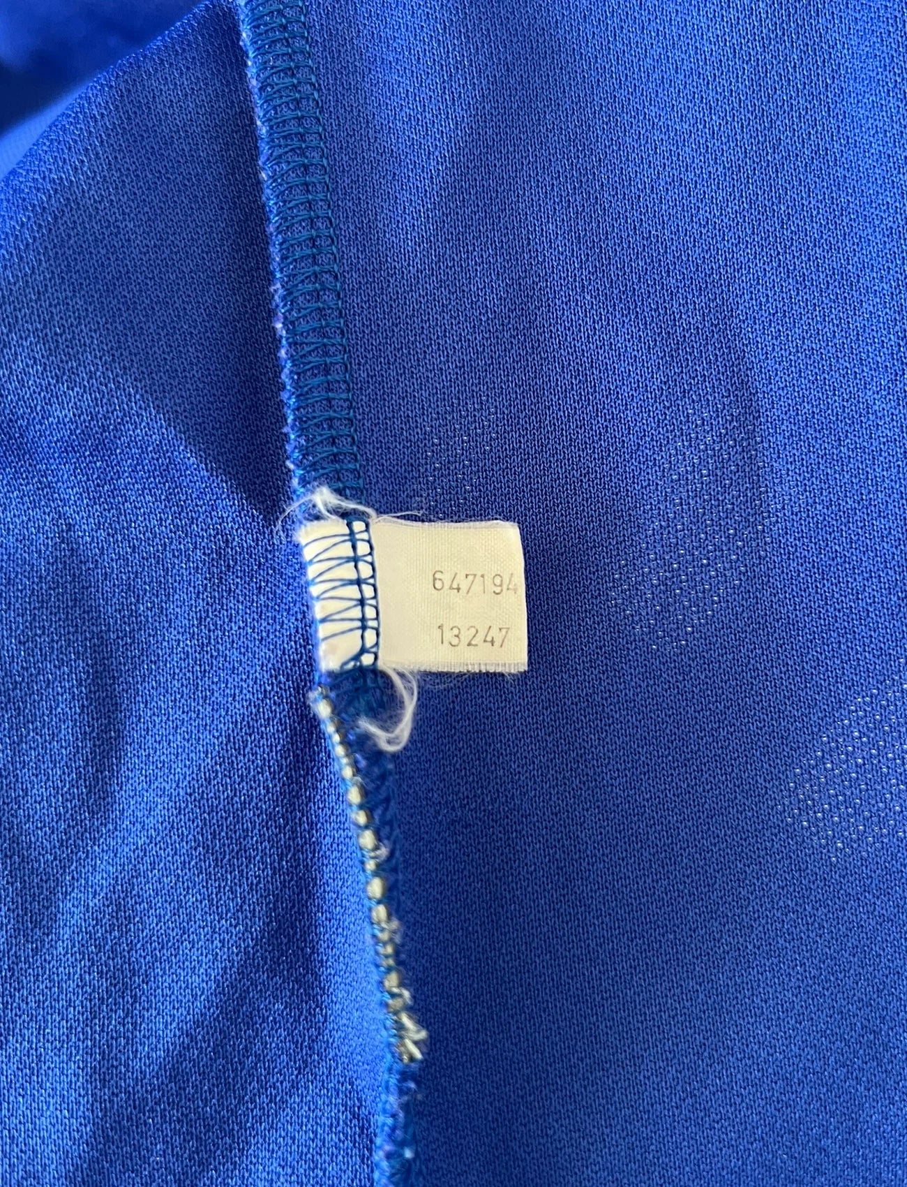 Maillot de foot vintage domicile bleu de l'équipe de france 2000. On peut retrouver l'équipementier Adidas. Il s'agit d'un maillot authentique d'époque.