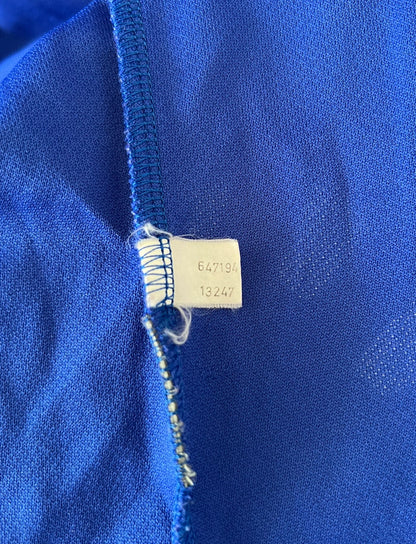 Maillot de foot vintage domicile bleu de l'équipe de france 2000. On peut retrouver l'équipementier Adidas. Il s'agit d'un maillot authentique d'époque.