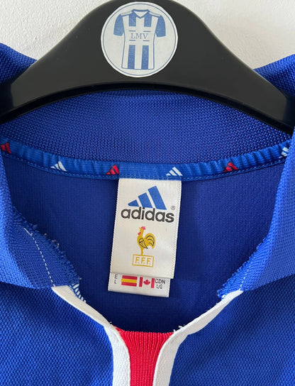 Maillot de foot vintage domicile bleu de l'équipe de france 2000. On peut retrouver l'équipementier Adidas. Il s'agit d'un maillot authentique d'époque.