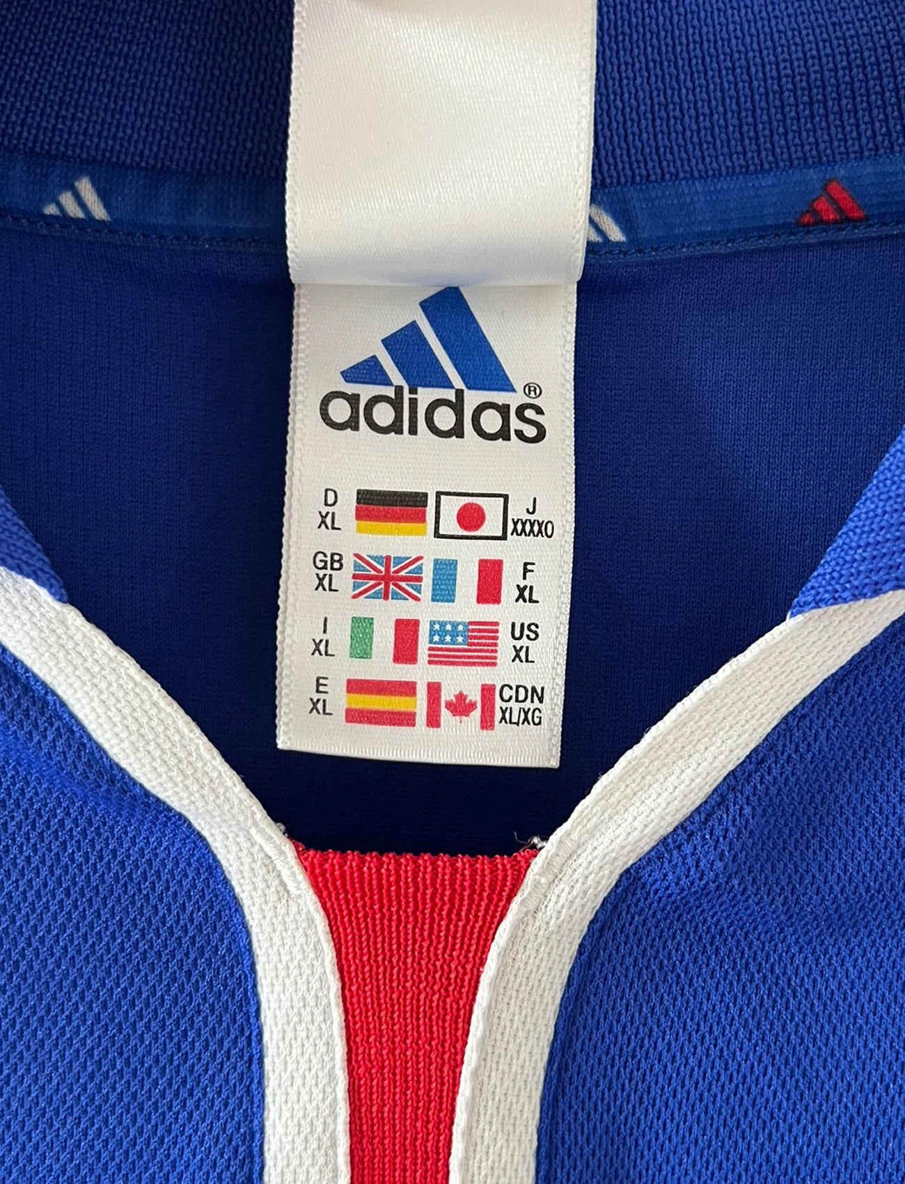 Maillot de foot vintage domicile bleu de l'Equipe de France 2000. On peut retrouver l'équipementier Adidas. Il s'agit d'un maillot authentique d'époque.