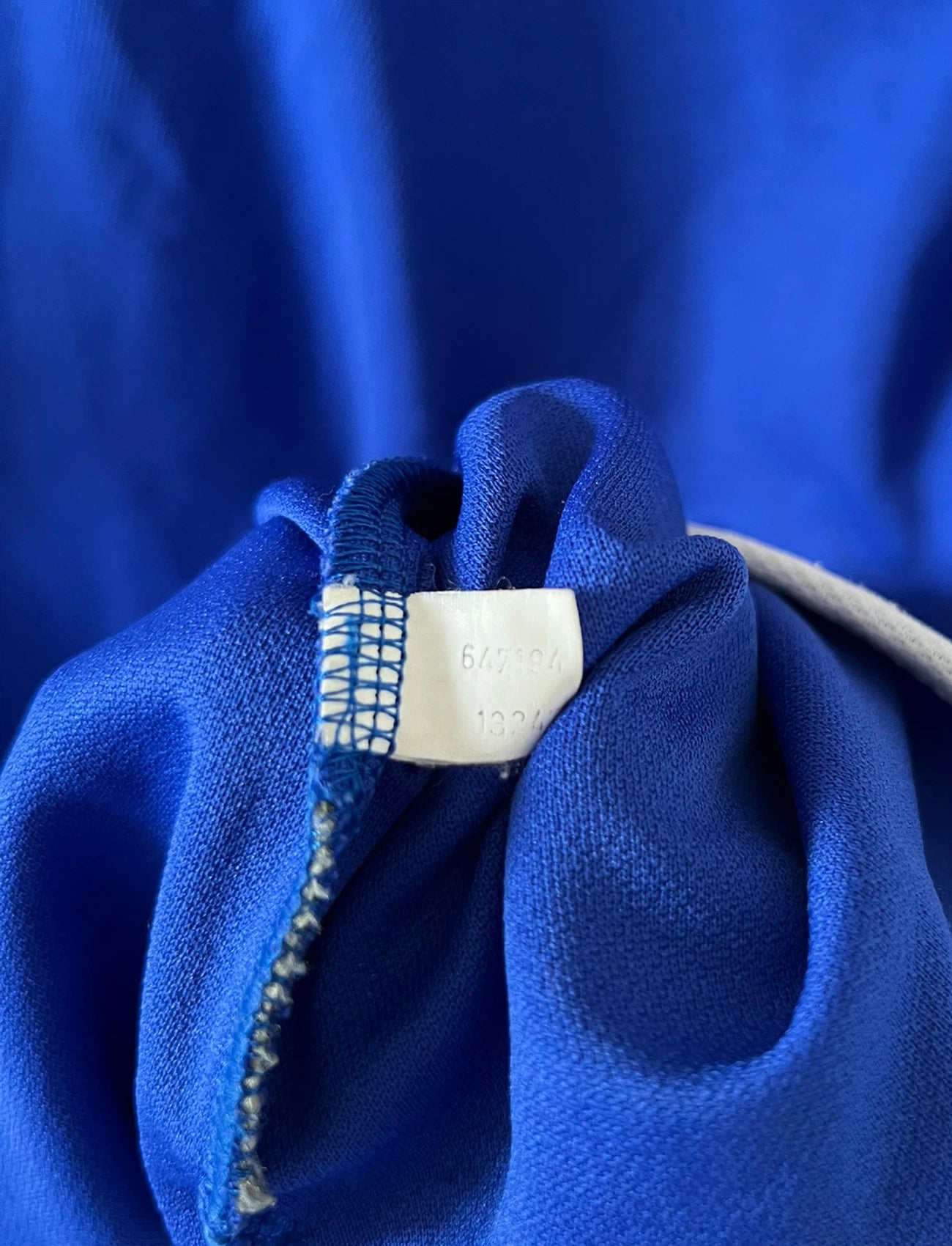 Maillot de foot vintage domicile bleu de l'Equipe de France 2000. On peut retrouver l'équipementier Adidas. Il s'agit d'un maillot authentique d'époque.