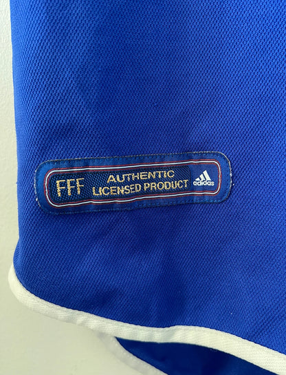 Maillot de foot vintage domicile bleu de l'équipe de france 2000. On peut retrouver l'équipementier Adidas. Il s'agit d'un maillot authentique d'époque.