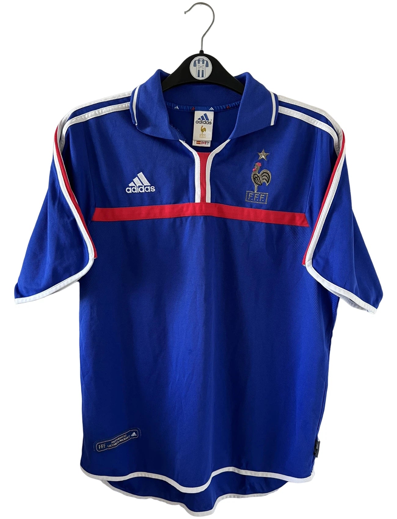 Maillot de foot vintage domicile bleu de l'équipe de france 2000. On peut retrouver l'équipementier Adidas. Il s'agit d'un maillot authentique d'époque.