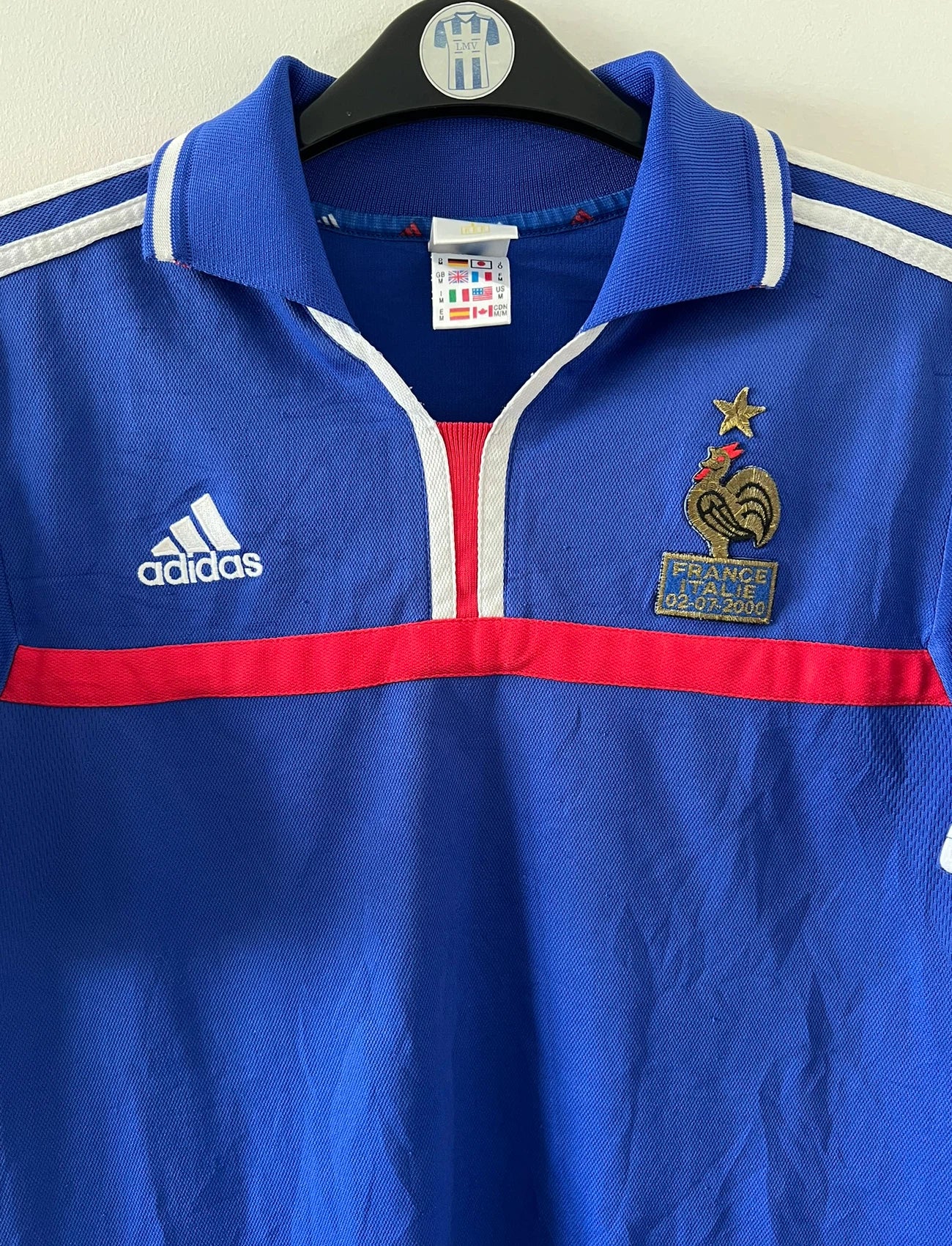 Maillot de foot vintage domicile bleu de l'équipe de france 2000. On peut retrouver l'équipementier Adidas et le flocage de Zinedine Zidane. Il s'agit d'un maillot authentique d'époque.