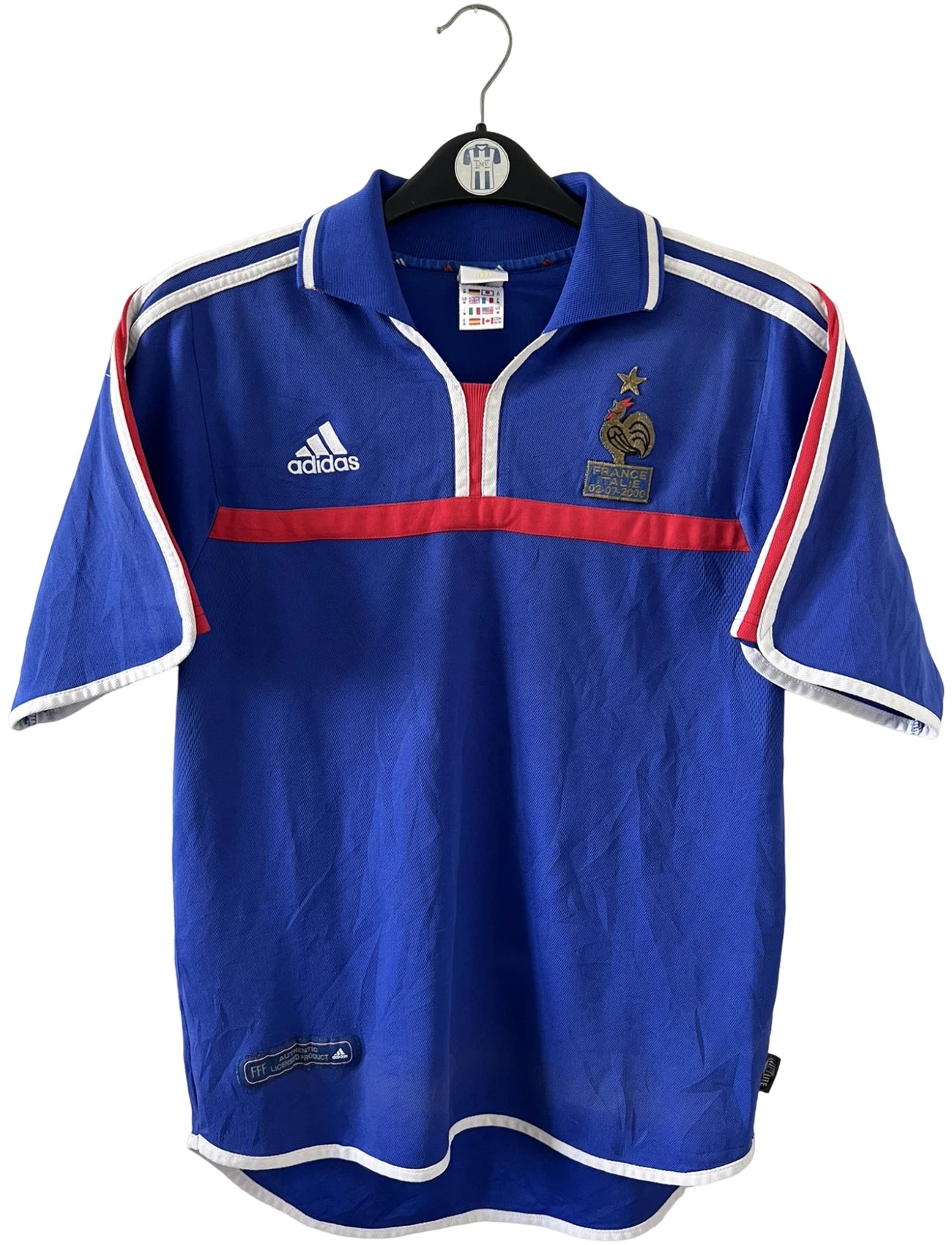 Maillot de foot vintage domicile bleu de l'équipe de france 2000. On peut retrouver l'équipementier Adidas et le flocage de Zinedine Zidane. Il s'agit d'un maillot authentique d'époque.
