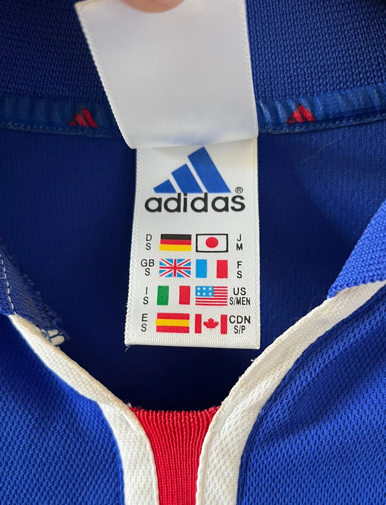 Maillot de foot vintage domicile bleu de l'Equipe de France 2000. On peut retrouver l'équipementier Adidas. Le maillot est floqué du numéro 10 Zinedine Zidane. Il s'agit d'un maillot authentique d'époque.