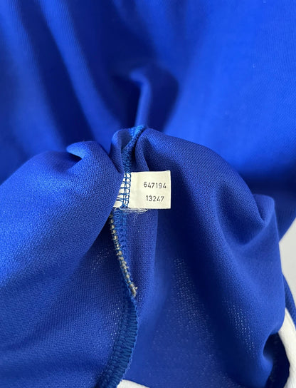 Maillot de foot vintage domicile bleu de l'Equipe de France 2000. On peut retrouver l'équipementier Adidas. Le maillot est floqué du numéro 10 Zinedine Zidane. Il s'agit d'un maillot authentique d'époque.