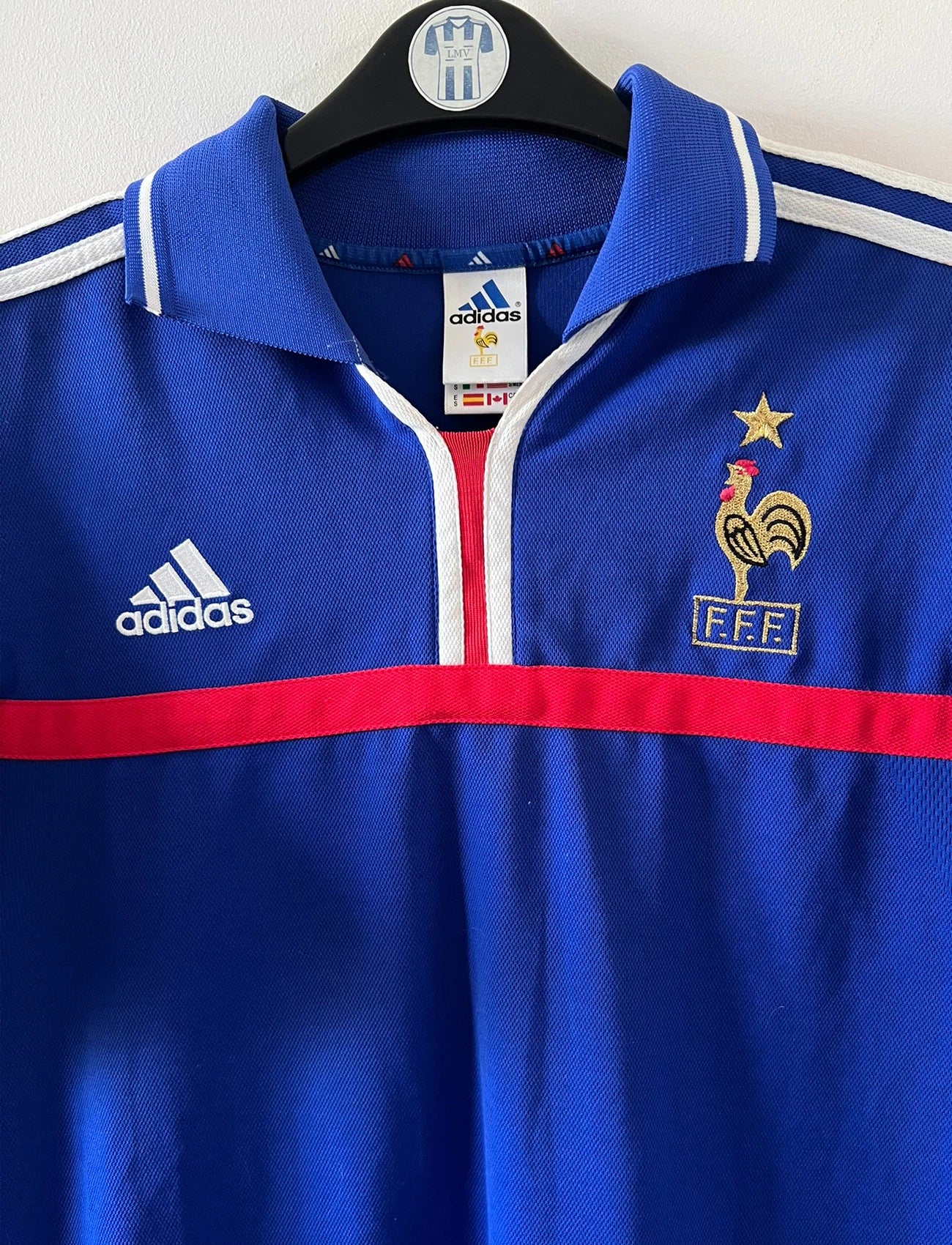 Maillot de foot vintage domicile bleu de l'Equipe de France 2000. On peut retrouver l'équipementier Adidas. Le maillot est floqué du numéro 10 Zinedine Zidane. Il s'agit d'un maillot authentique d'époque.