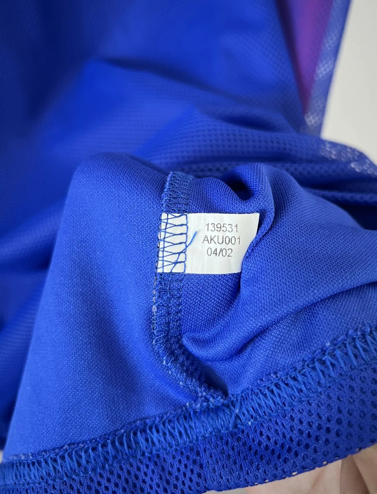 Maillot de foot vintage domicile de l'équipe de france 2002. Le maillot est de couleur bleu blanc et rouge. On peut retrouver l'équipementier adidas. Le maillot est floqué du numéro 10 Zinedine Zidane. Il s'agit d'un maillot authentique d'époque comportant les numéros 139531.
