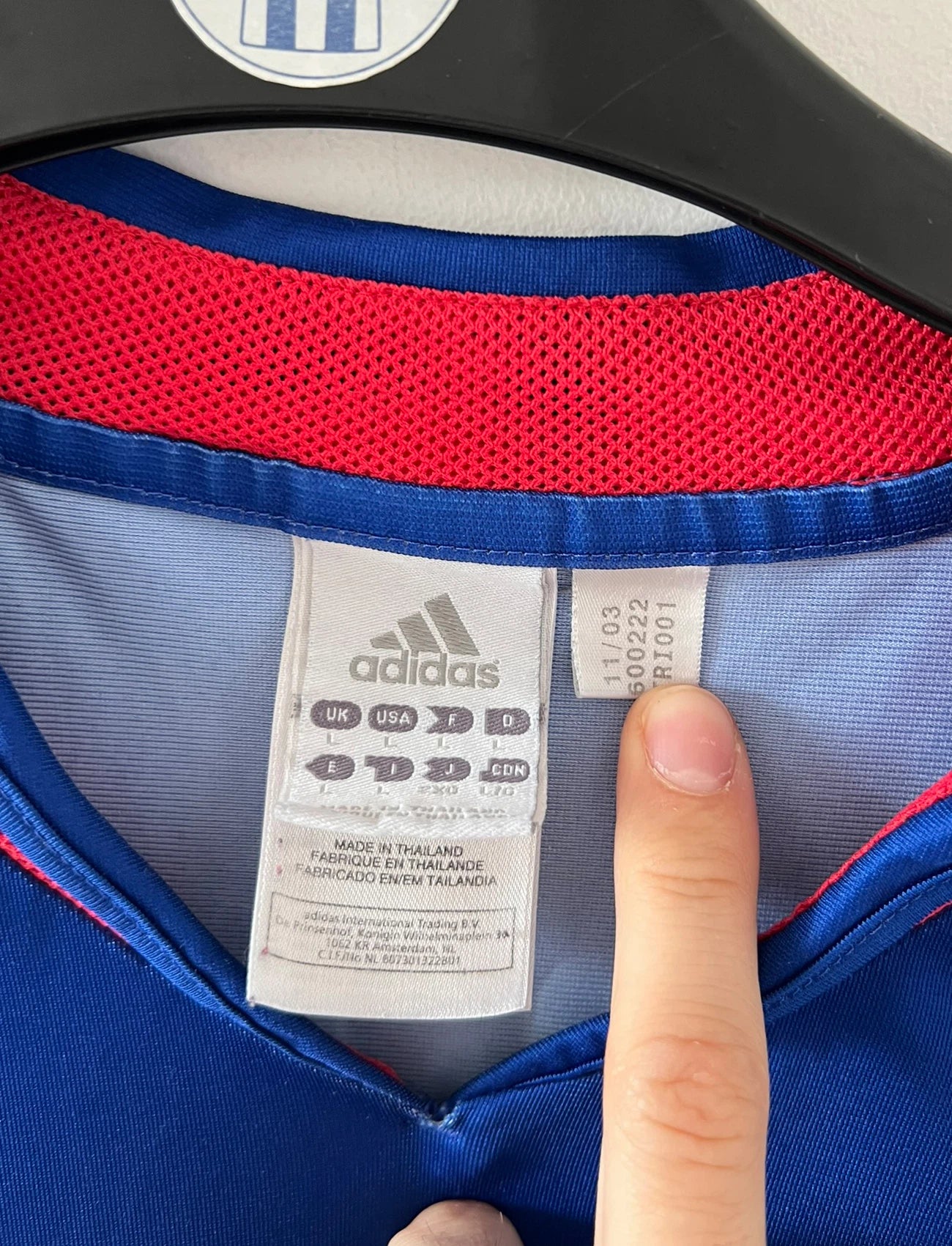 Maillot de foot vintage domicile bleu de l'Equipe de France 2004. On peut retrouver l'équipementier Adidas. Le maillot est floqué du numéro 10 Zinedine Zidane. Il s'agit d'un maillot authentique d'époque.