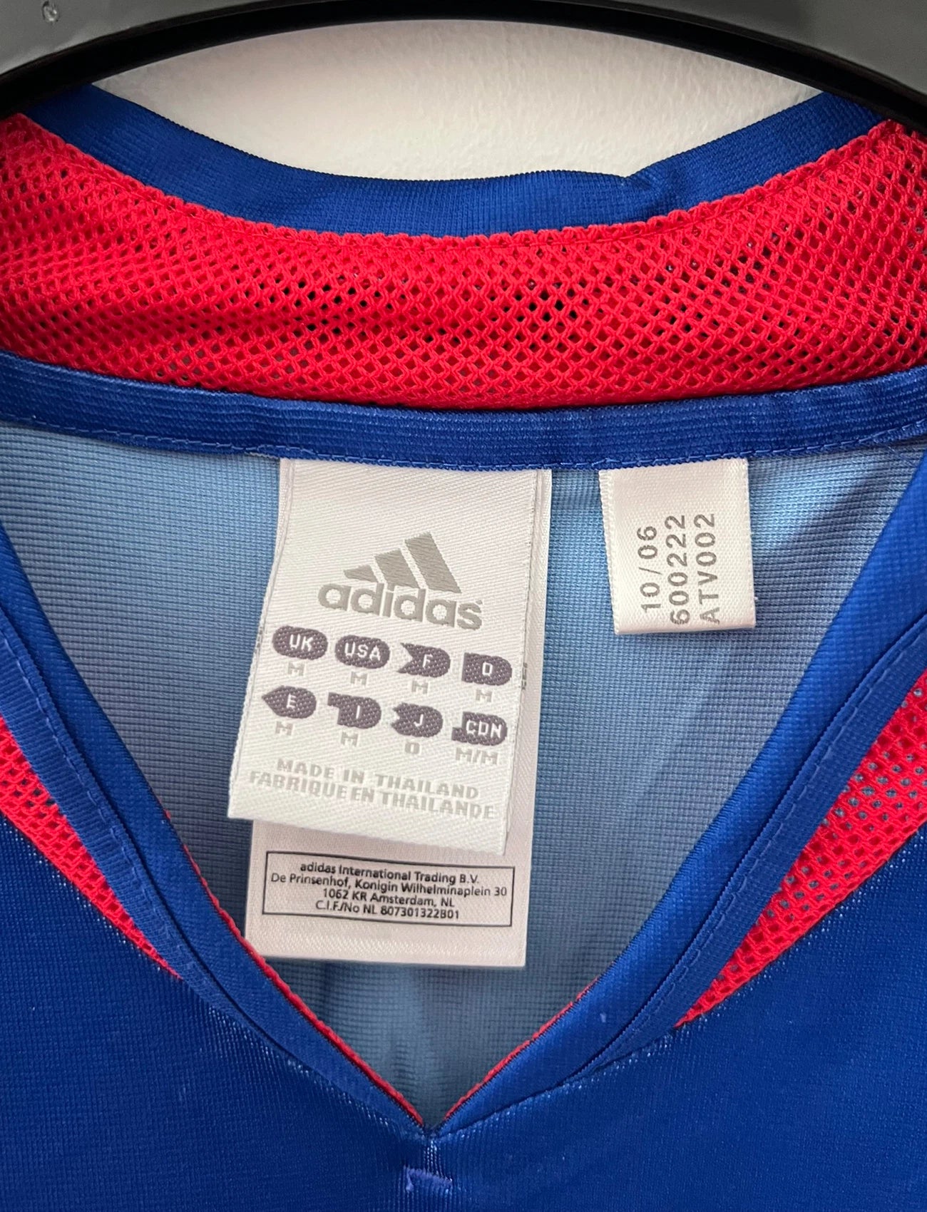 Maillot de foot vintage domicile bleu de l'équipe de france 2004. On peut retrouver l'équipementier Adidas. Le maillot est floqué du numéro 10 Zinedine Zidane. Il s'agit d'un maillot authentique d'époque.