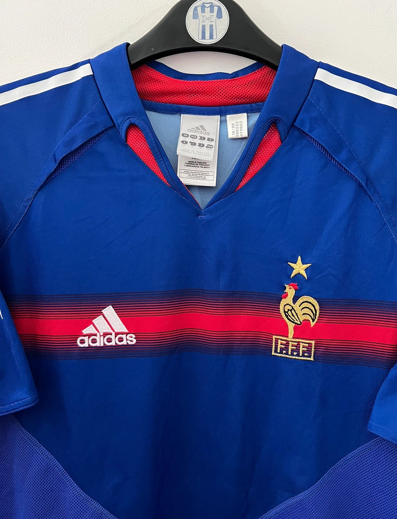 Maillot de foot vintage domicile bleu de l'équipe de france 2004. On peut retrouver l'équipementier Adidas. Le maillot est floqué du numéro 10 Zinedine Zidane. Il s'agit d'un maillot authentique d'époque.