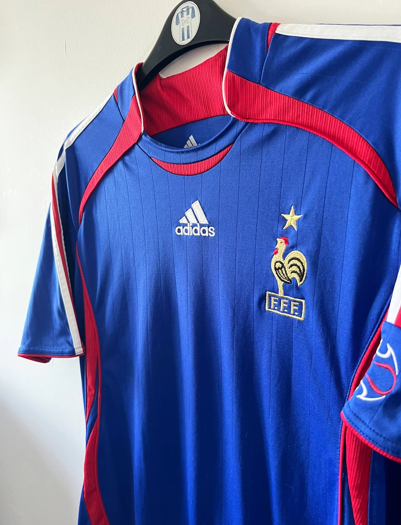 Maillot de foot vintage domicile bleu de l'équipe de france 2006. On peut retrouver l'équipementier Adidas. Il s'agit d'un maillot authentique d'époque.