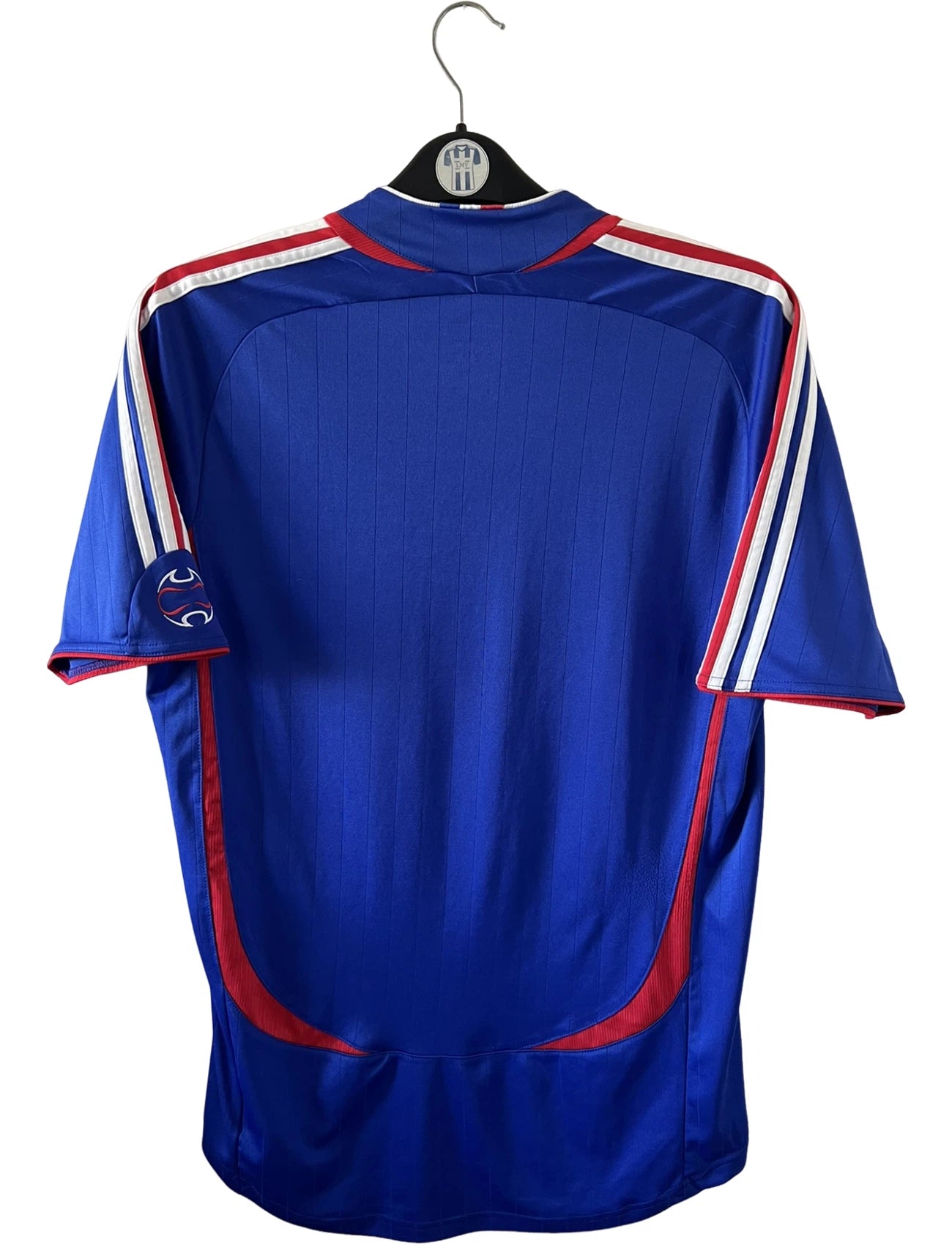 Maillot de foot vintage domicile bleu de l'équipe de france 2006. On peut retrouver l'équipementier Adidas. Il s'agit d'un maillot authentique d'époque.