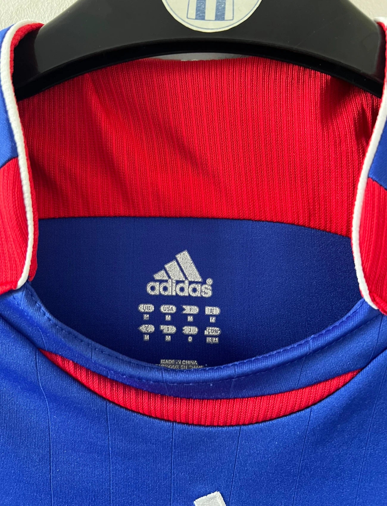 Maillot de foot vintage domicile bleu de l'équipe de france 2006. On peut retrouver l'équipementier Adidas. Il s'agit d'un maillot authentique d'époque.