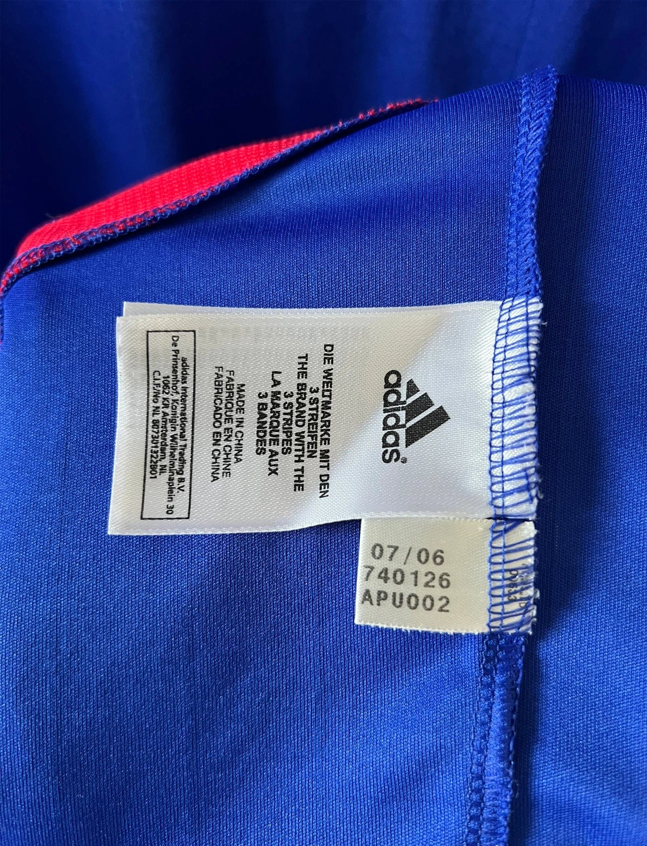 Maillot de foot vintage domicile bleu de l'équipe de france 2006. On peut retrouver l'équipementier Adidas. Il s'agit d'un maillot authentique d'époque.