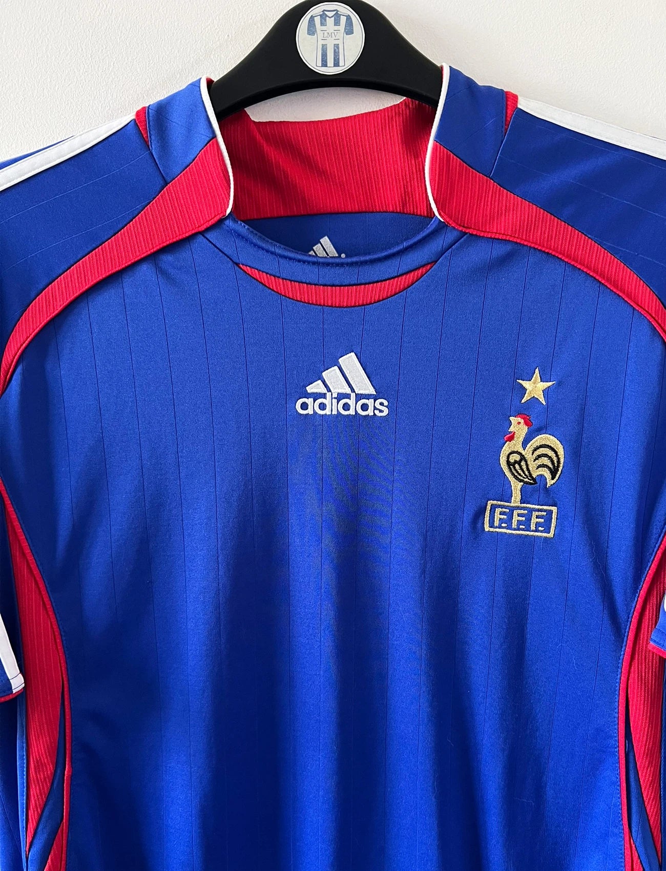 Maillot de foot vintage domicile bleu de l'équipe de france 2006. On peut retrouver l'équipementier Adidas. Il s'agit d'un maillot authentique d'époque.