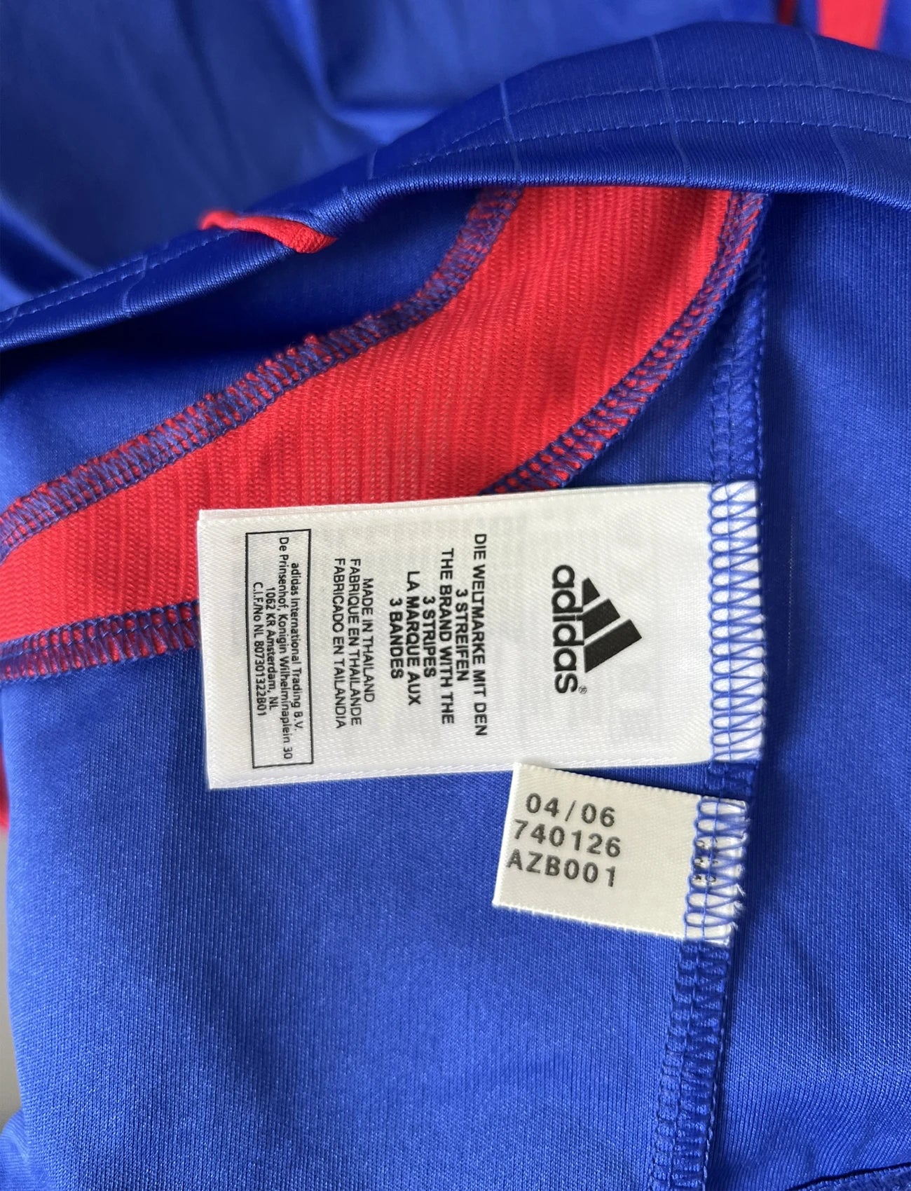 Maillot de foot vintage domicile de l'équipe de france 2006. On peut retrouver l'équipementier adidas. Le maillot est floqué du numéro 22 Franck Ribery. Il s'agit d'un maillot authentique d'époque comportant les numéros 740126