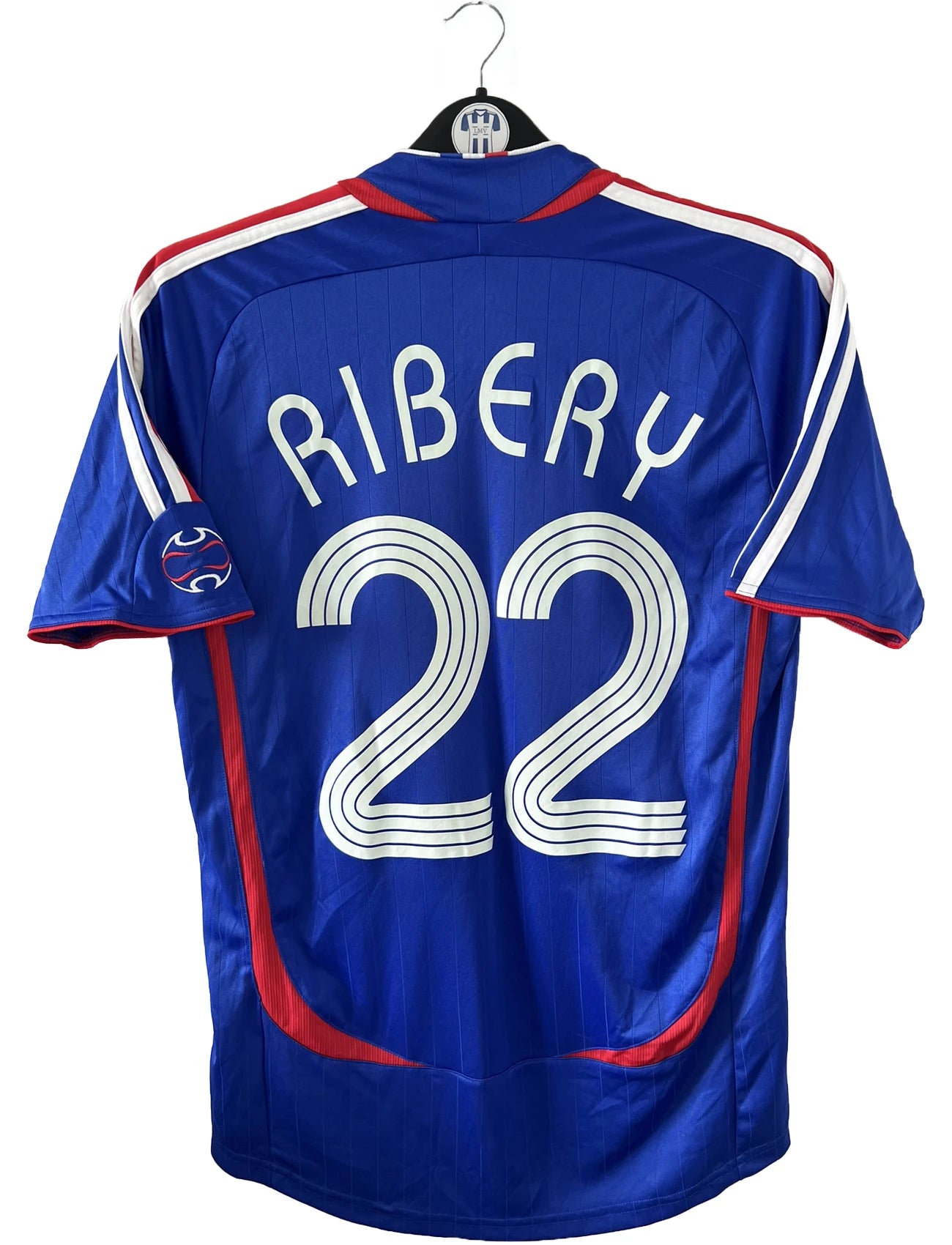 Maillot de foot vintage domicile de l'équipe de france 2006. On peut retrouver l'équipementier adidas. Le maillot est floqué du numéro 22 Franck Ribery. Il s'agit d'un maillot authentique d'époque comportant les numéros 740126