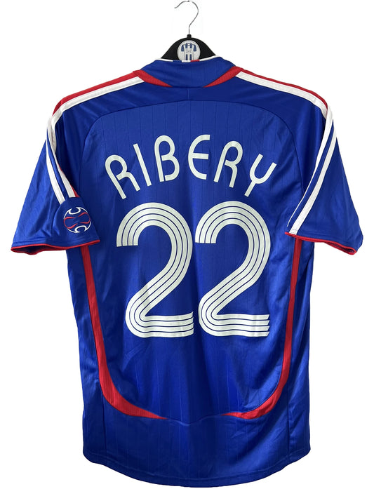 Maillot de foot vintage domicile de l'équipe de france 2006. On peut retrouver l'équipementier adidas. Le maillot est floqué du numéro 22 Franck Ribery. Il s'agit d'un maillot authentique d'époque comportant les numéros 740126