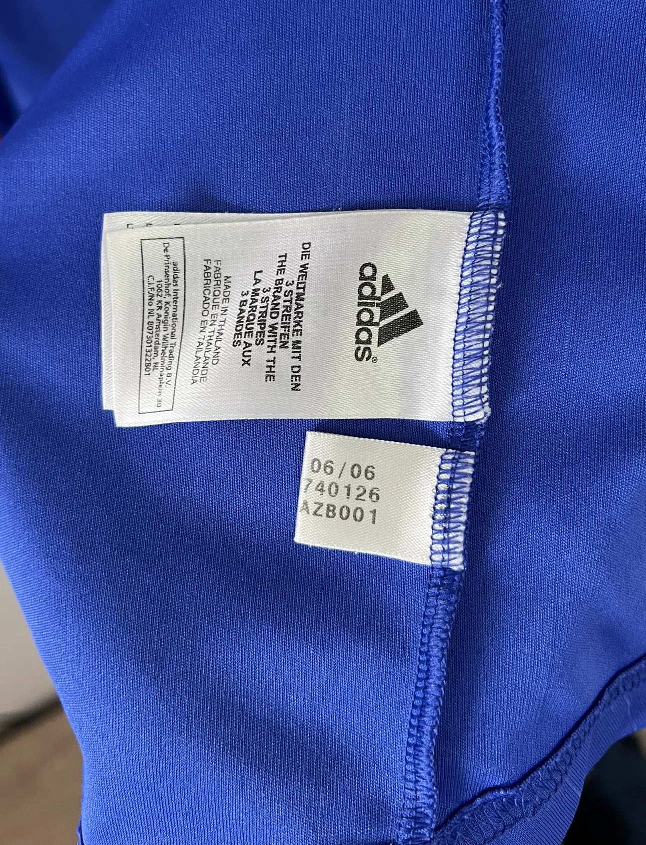 Maillot de foot vintage domicile bleu, blanc et rouge de l'équipe de france 2006. On peut retrouver l'équipementier adidas. Le maillot est floqué du numéro 10 Zinedine Zidane. Il s'agit d'un maillot authentique d'époque comportant l'étiquette 740126. Le maillot est un taille XL