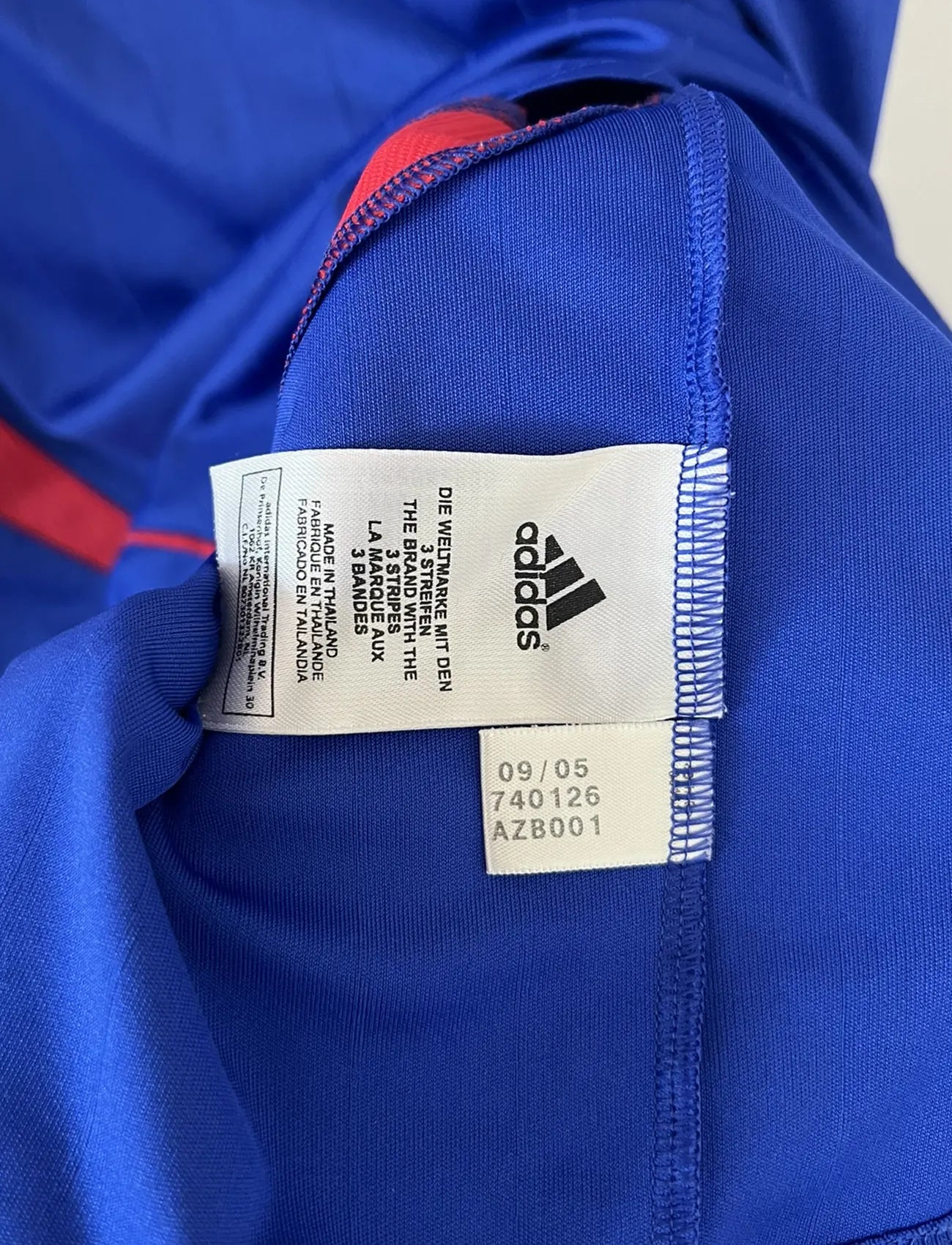 Maillot de foot vintage domicile bleu, blanc et rouge de l'équipe de france 2006. On peut retrouver l'équipementier adidas. Le maillot est floqué du numéro 10 Zinedine Zidane. Il s'agit d'un maillot authentique d'époque comportant l'étiquette 740126
