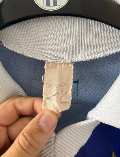 Maillot foot vintage domicile equipe de france 1998 bleu blanc et rouge. On peut retrouver l'équipementier adidas. Il s'agit d'un maillot authentique d'époque. Le maillot est floqué du numéro 10 Zinedine Zidane et comporte également sa signature avec la mention "pour toi Zinedine Zidane"