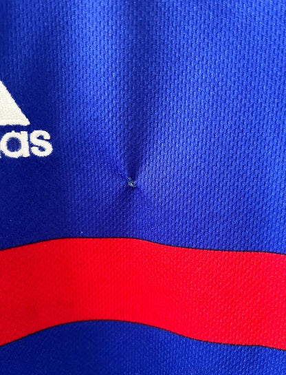 Maillot foot vintage domicile equipe de france 1998 bleu blanc et rouge. On peut retrouver l'équipementier adidas. Ils 'agit d'un maillot authentique d'époque floqué Zinedine Zidane