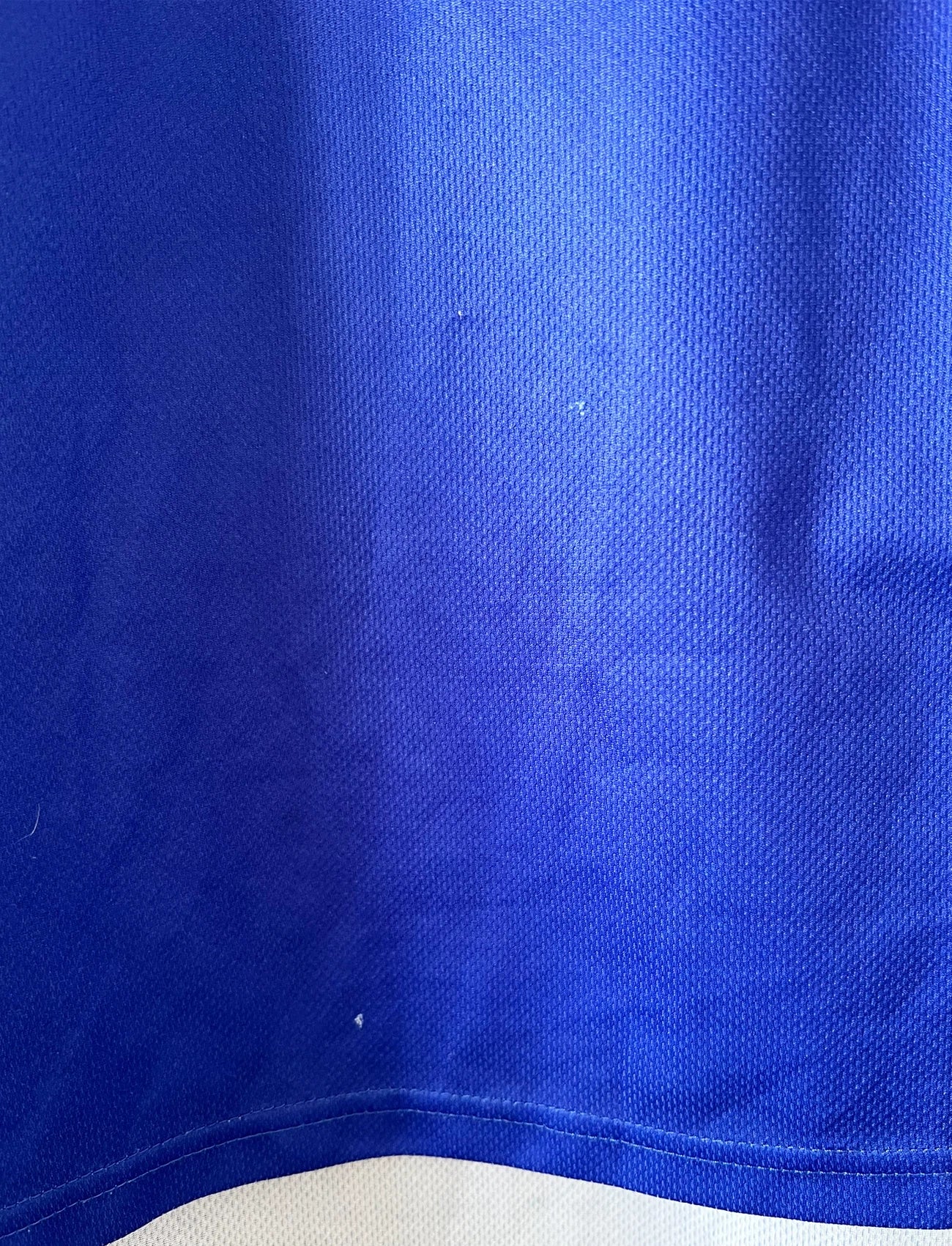 Maillot foot vintage domicile equipe de france 1998 bleu blanc et rouge. On peut retrouver l'équipementier adidas. Ils 'agit d'un maillot authentique d'époque floqué Zinedine Zidane
