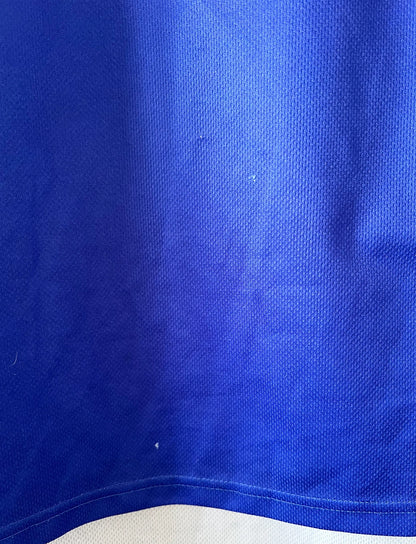 Maillot foot vintage domicile equipe de france 1998 bleu blanc et rouge. On peut retrouver l'équipementier adidas. Ils 'agit d'un maillot authentique d'époque floqué Zinedine Zidane