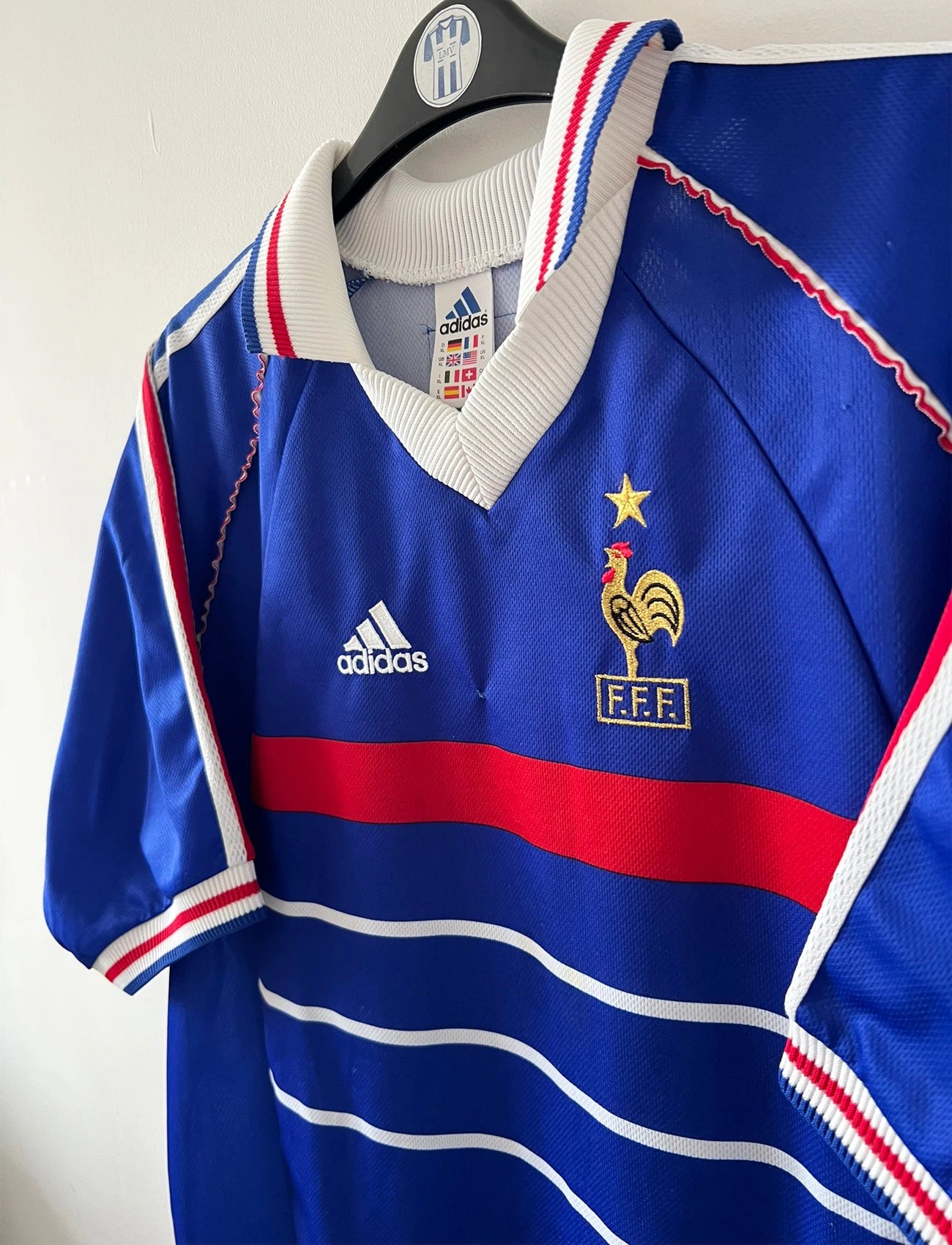 Maillot foot vintage domicile equipe de france 1998 bleu blanc et rouge. On peut retrouver l'équipementier adidas. Ils 'agit d'un maillot authentique d'époque floqué Zinedine Zidane