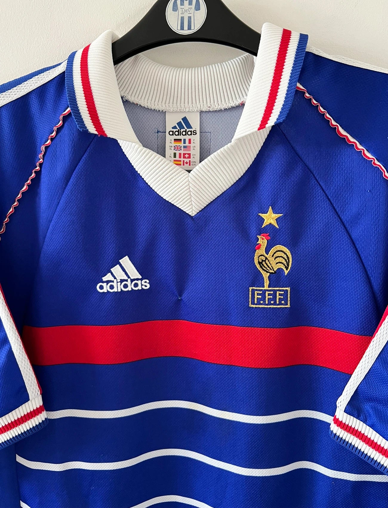 Maillot foot vintage domicile equipe de france 1998 bleu blanc et rouge. On peut retrouver l'équipementier adidas. Ils 'agit d'un maillot authentique d'époque floqué Zinedine Zidane
