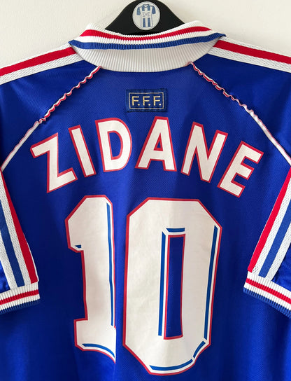 Maillot foot vintage domicile equipe de france 1998 bleu blanc et rouge. On peut retrouver l'équipementier adidas. Ils 'agit d'un maillot authentique d'époque floqué Zinedine Zidane
