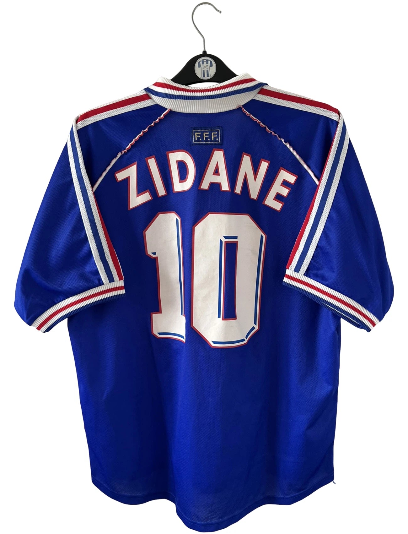 Maillot foot vintage domicile equipe de france 1998 bleu blanc et rouge. On peut retrouver l'équipementier adidas. Ils 'agit d'un maillot authentique d'époque floqué Zinedine Zidane