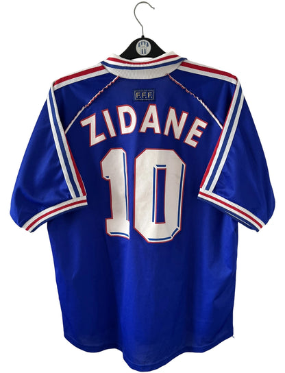 Maillot foot vintage domicile equipe de france 1998 bleu blanc et rouge. On peut retrouver l'équipementier adidas. Ils 'agit d'un maillot authentique d'époque floqué Zinedine Zidane