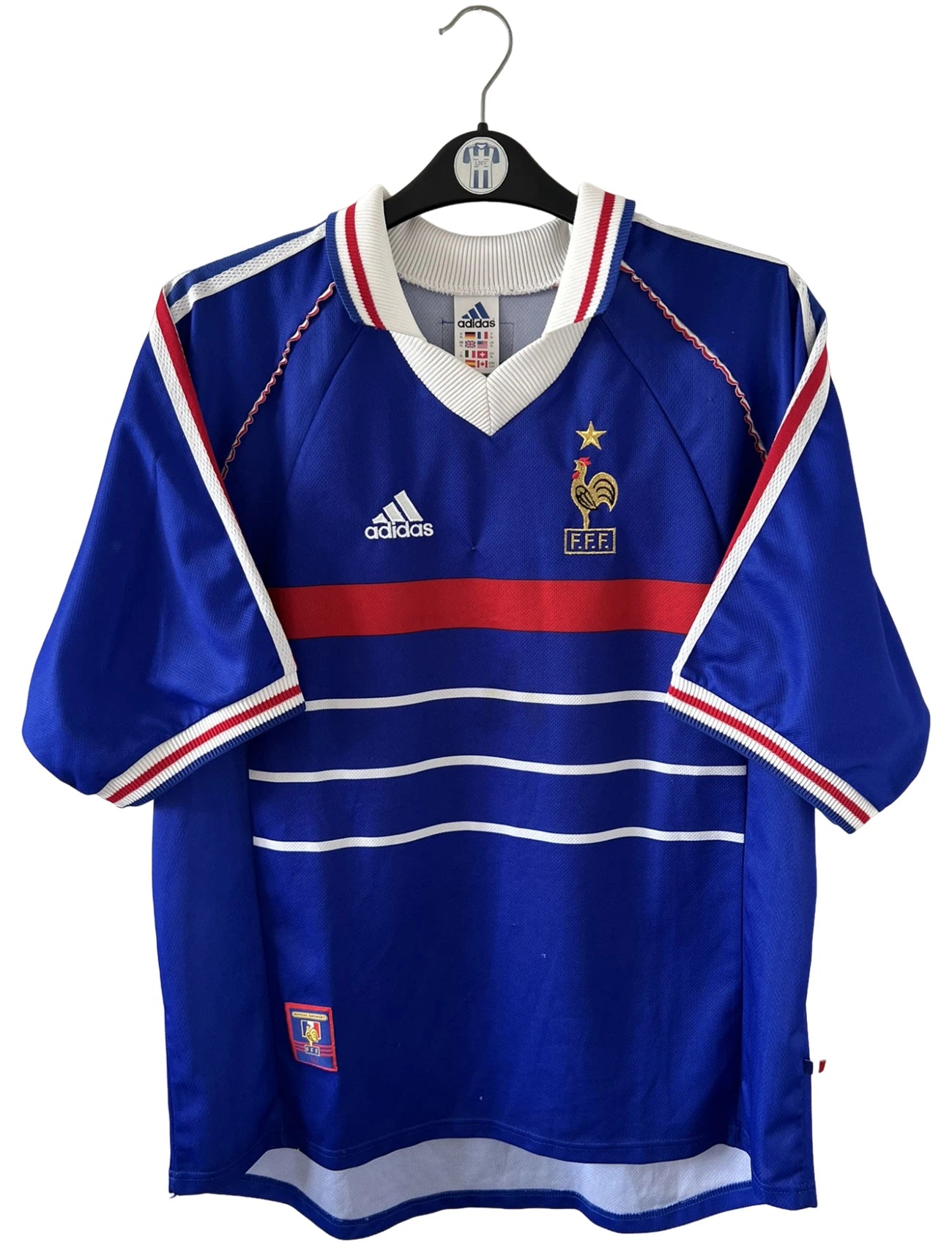Maillot foot vintage domicile equipe de france 1998 bleu blanc et rouge. On peut retrouver l'équipementier adidas. Ils 'agit d'un maillot authentique d'époque floqué Zinedine Zidane