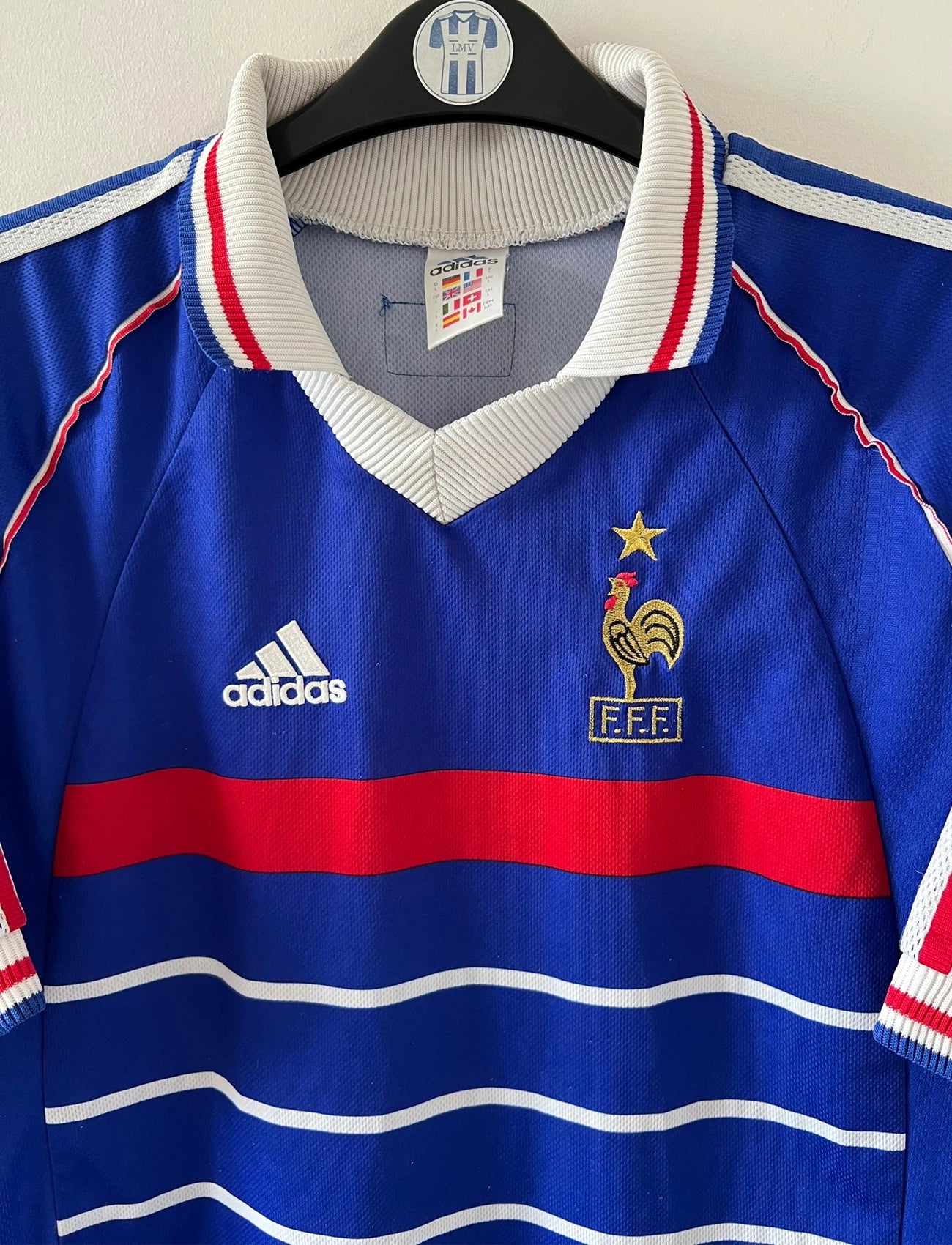 Maillot foot vintage domicile equipe de france 1998 bleu blanc et rouge. On peut retrouver l'équipementier adidas. Ils 'agit d'un maillot authentique d'époque floqué Zinedine Zidane