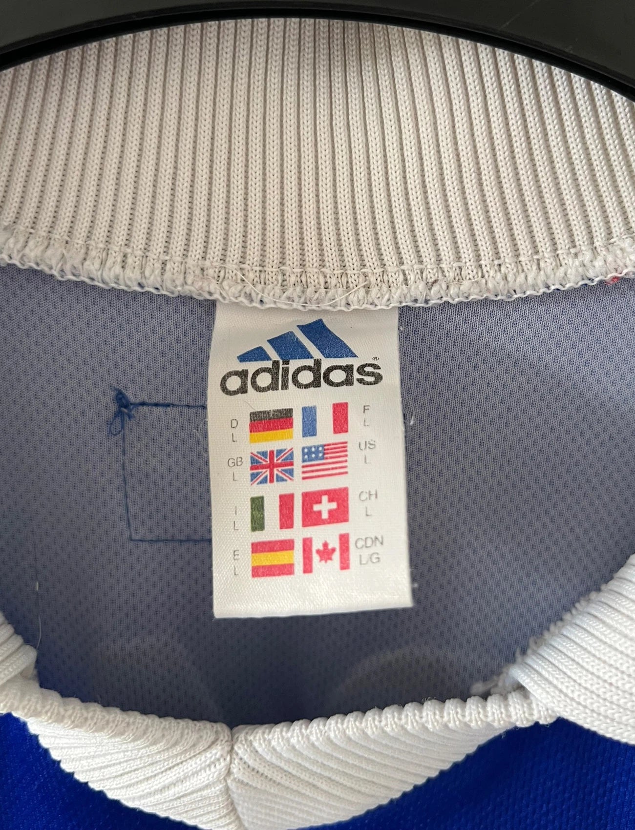 Maillot foot vintage domicile equipe de france 1998 bleu blanc et rouge. On peut retrouver l'équipementier adidas. Ils 'agit d'un maillot authentique d'époque floqué Zinedine Zidane