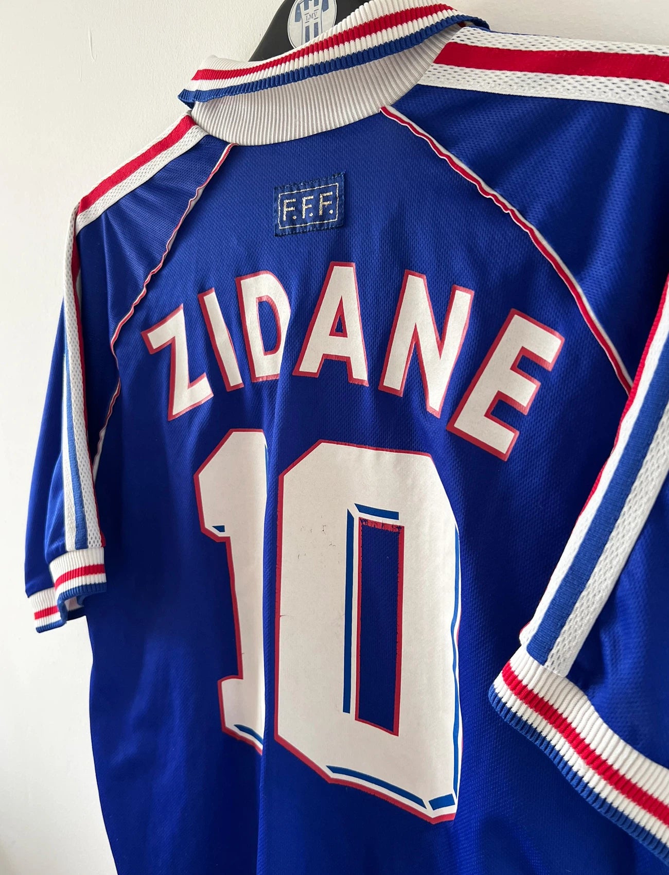 Maillot foot vintage domicile equipe de france 1998 bleu blanc et rouge. On peut retrouver l'équipementier adidas. Ils 'agit d'un maillot authentique d'époque floqué Zinedine Zidane