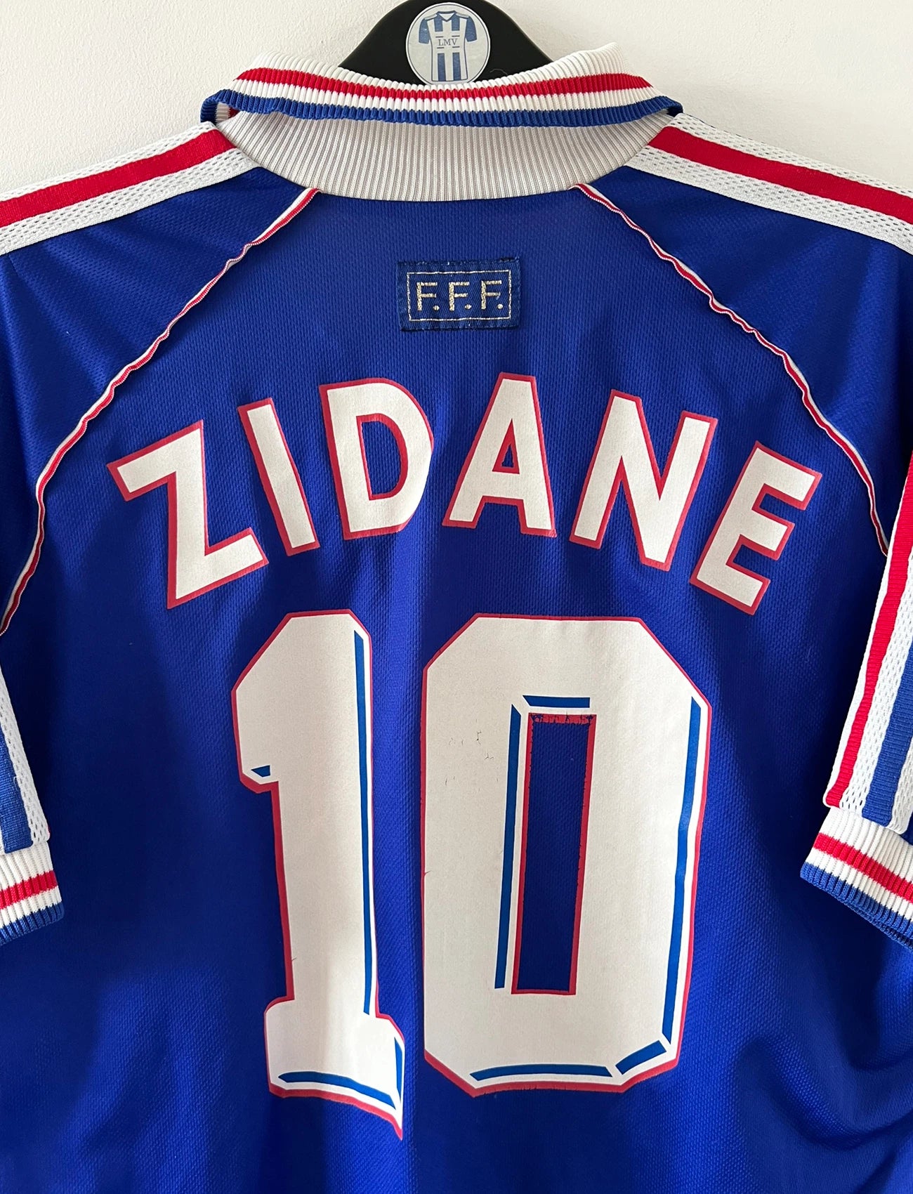 Maillot foot vintage domicile equipe de france 1998 bleu blanc et rouge. On peut retrouver l'équipementier adidas. Ils 'agit d'un maillot authentique d'époque floqué Zinedine Zidane