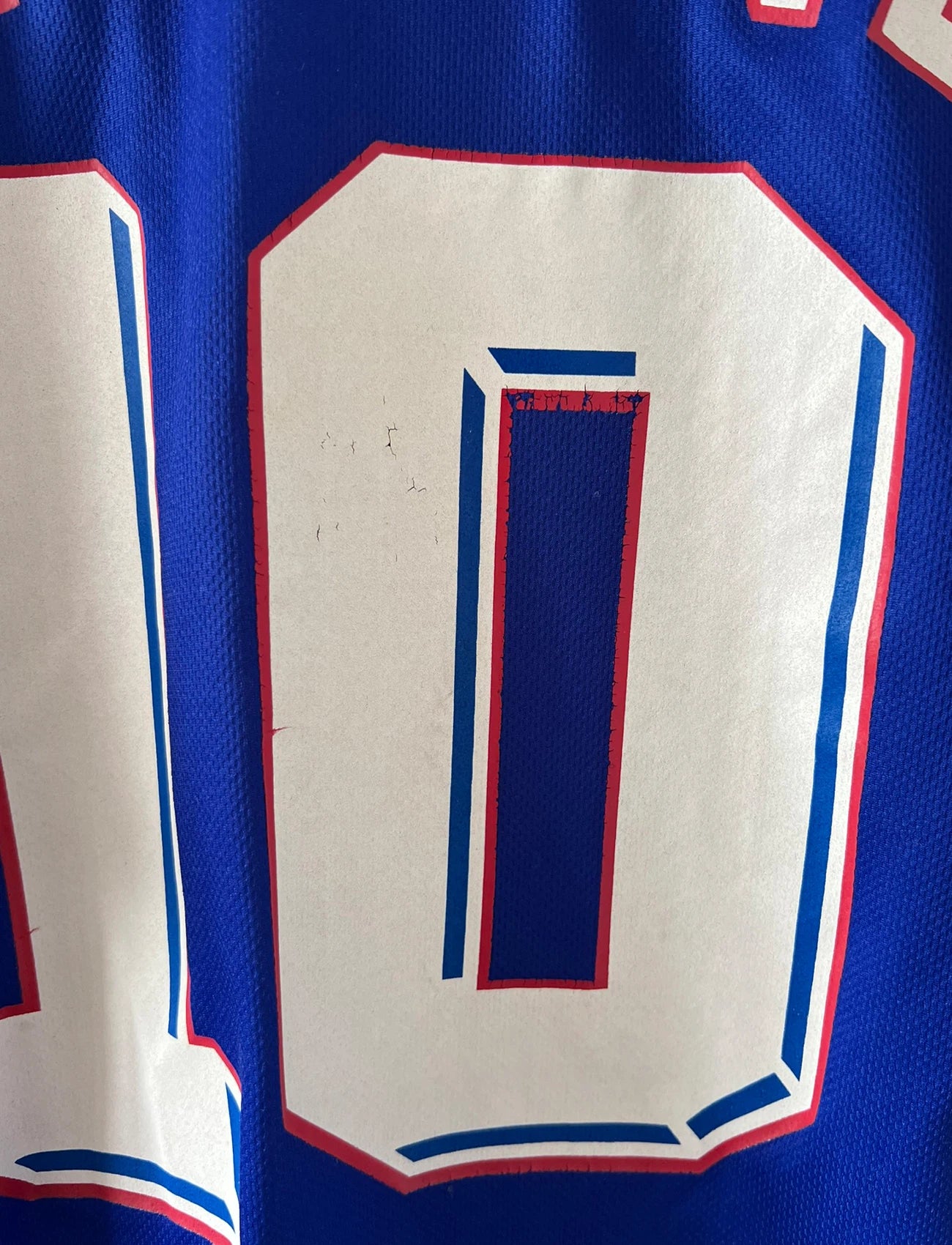 Maillot foot vintage domicile equipe de france 1998 bleu blanc et rouge. On peut retrouver l'équipementier adidas. Ils 'agit d'un maillot authentique d'époque floqué Zinedine Zidane