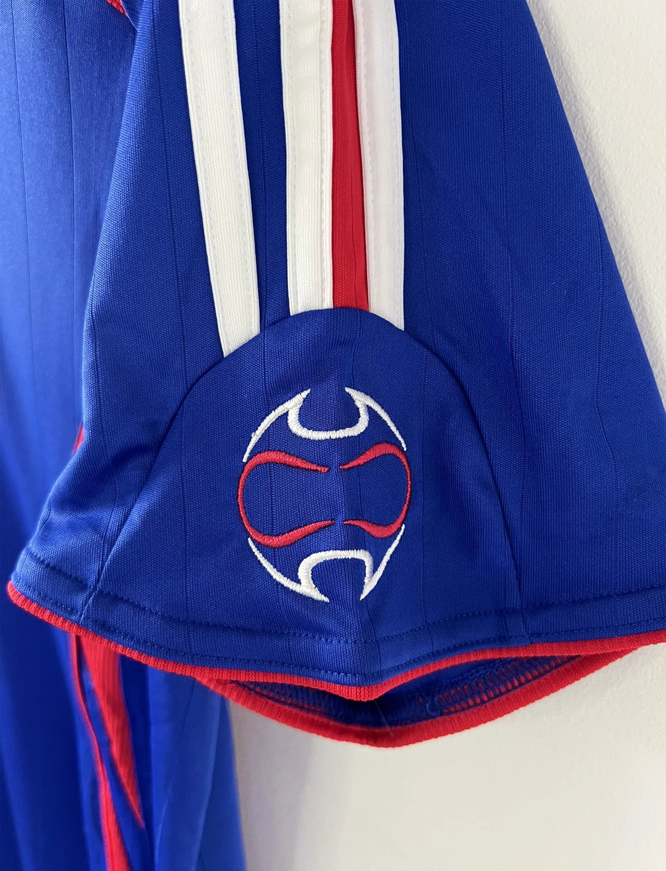 Maillot de foot vintage domicile bleu de l'équipe de france 2006. On peut retrouver l'équipementier adidas. Le maillot est floqué du numéro 10 Zinedine Zidane. Il s'agit d'un maillot authentique comportant l'étiquette 740126.