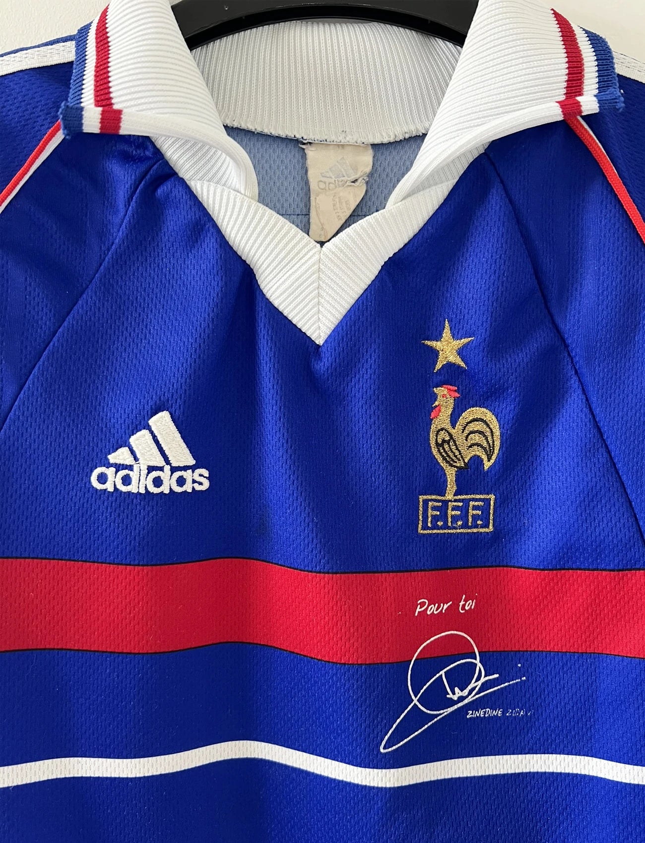 Maillot de foot vintage domicile bleu blanc et rouge de l'équipe de france lors de la coupe du monde 1998. On peut retrouver l'équipementier adidas. Le maillot est floqué du numéro 10 zinedine zidane. Il s'agit d'un maillot authentique d'époque.